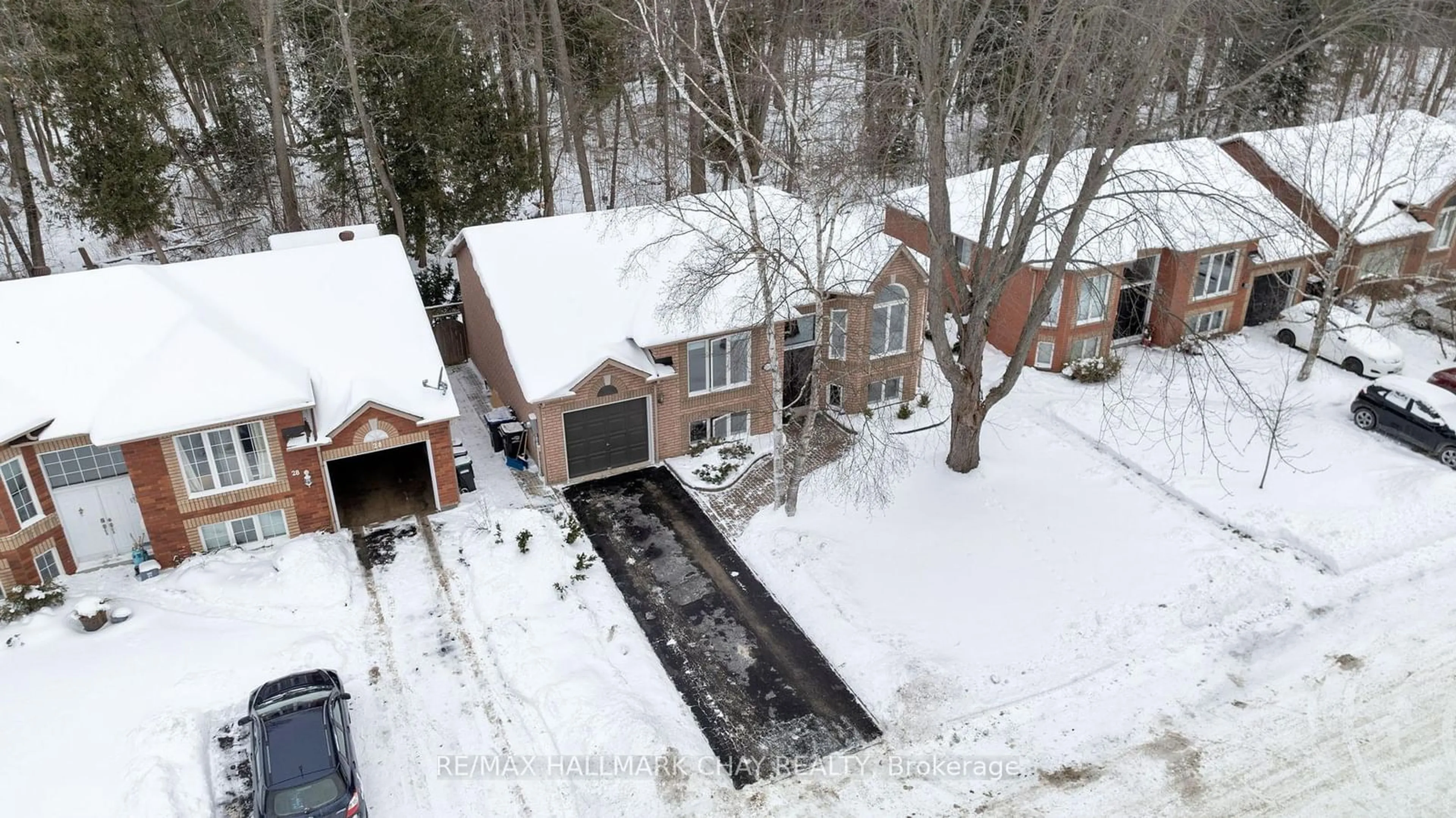 A pic from outside/outdoor area/front of a property/back of a property/a pic from drone, street for 26 Brillinger Dr, Wasaga Beach Ontario L9Z 1L4