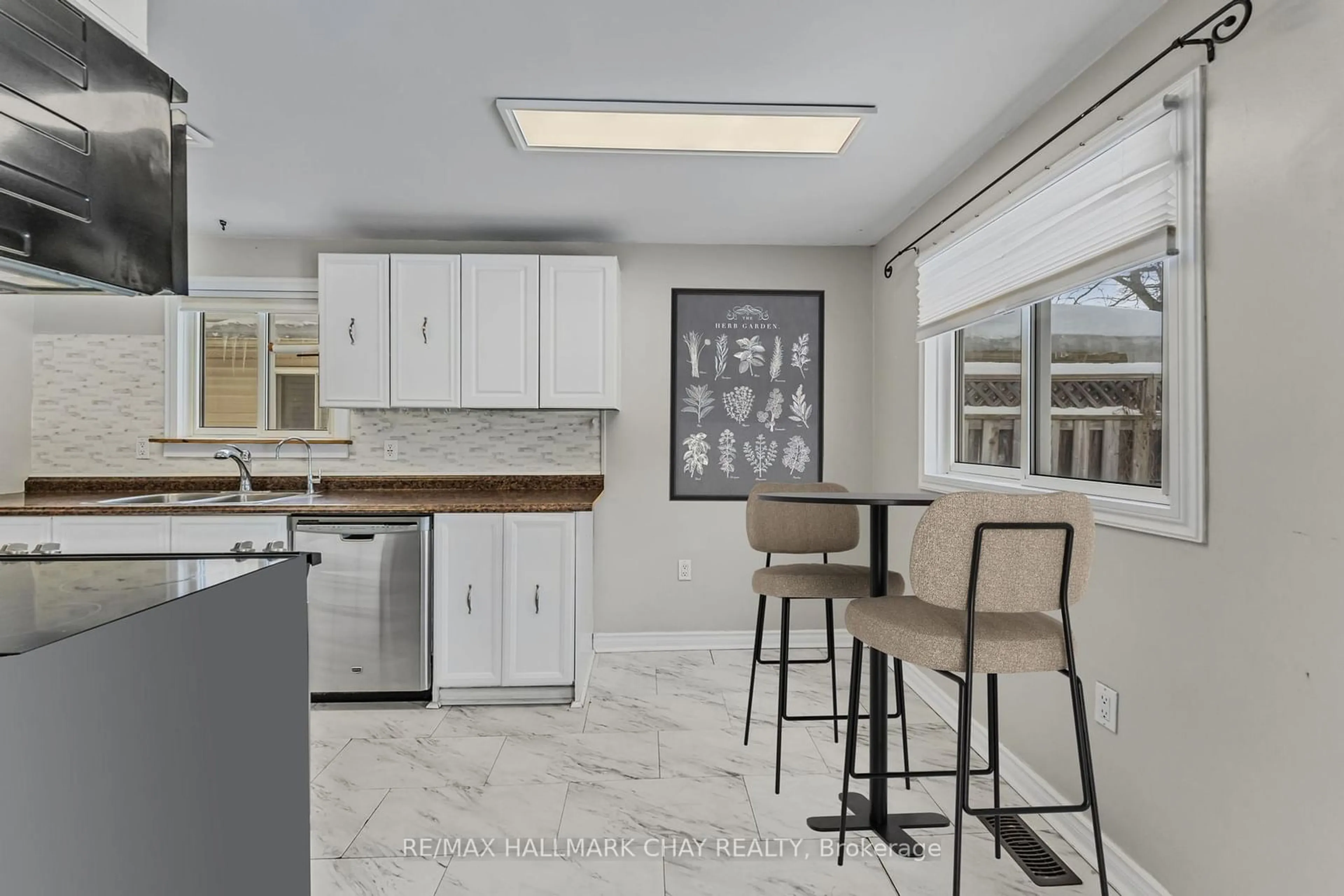 Open concept kitchen, ceramic/tile floor for 6 Fletcher Dr, Barrie Ontario L4M 5S2