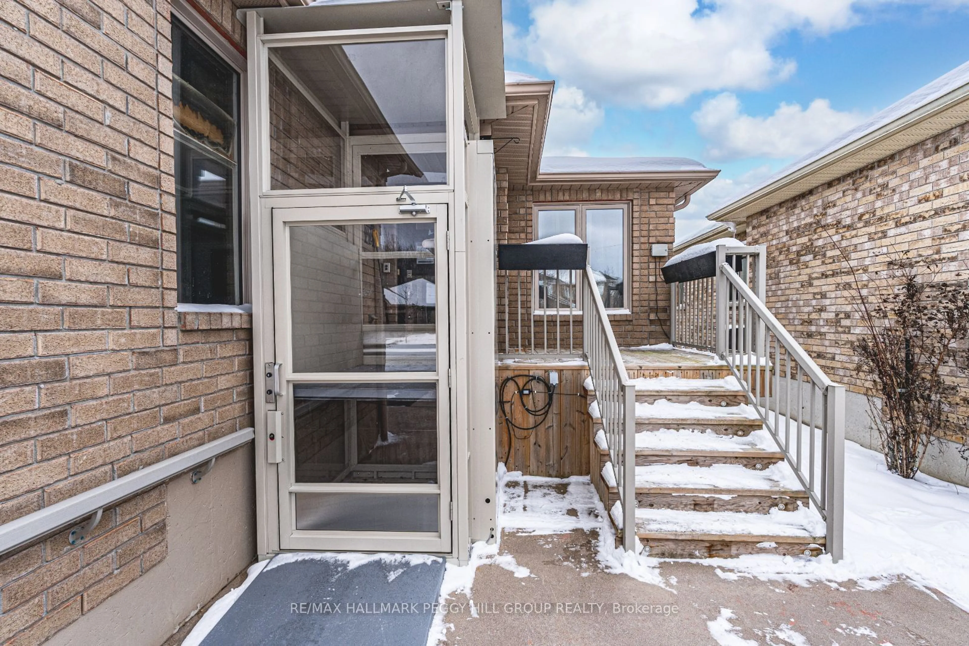 Indoor entryway for 25 Thicketwood Ave, Barrie Ontario L4N 5Y3