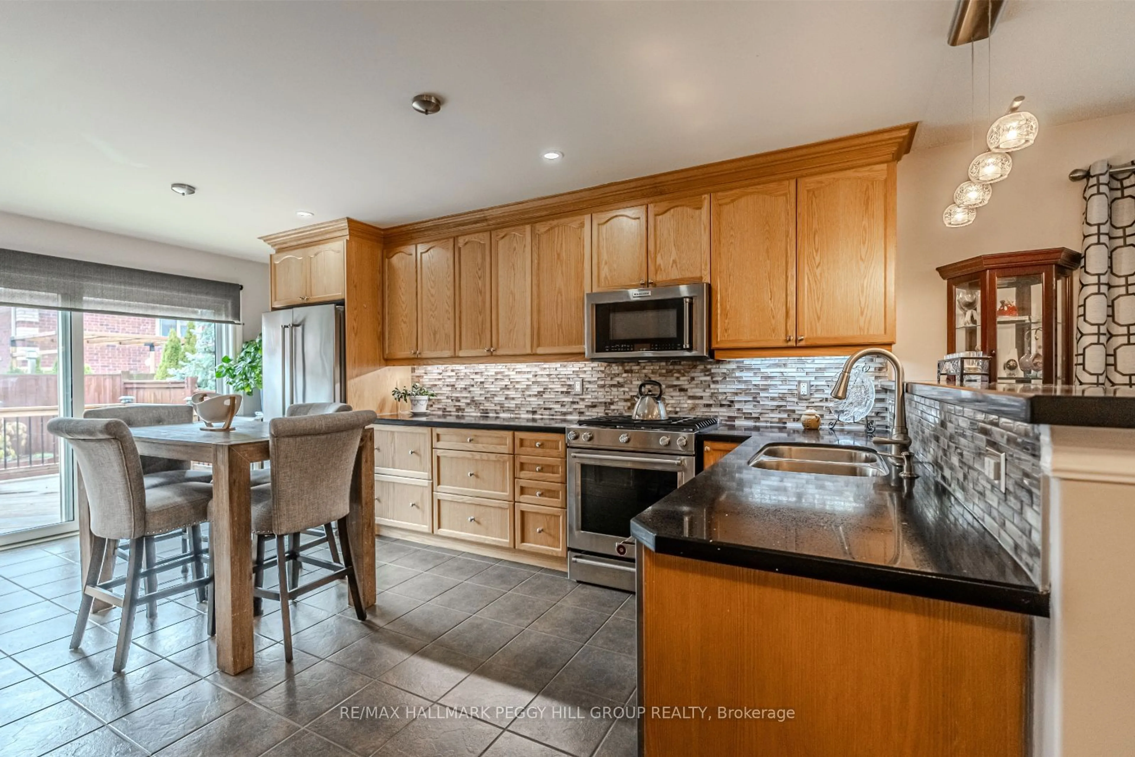 Open concept kitchen, ceramic/tile floor for 25 Thicketwood Ave, Barrie Ontario L4N 5Y3