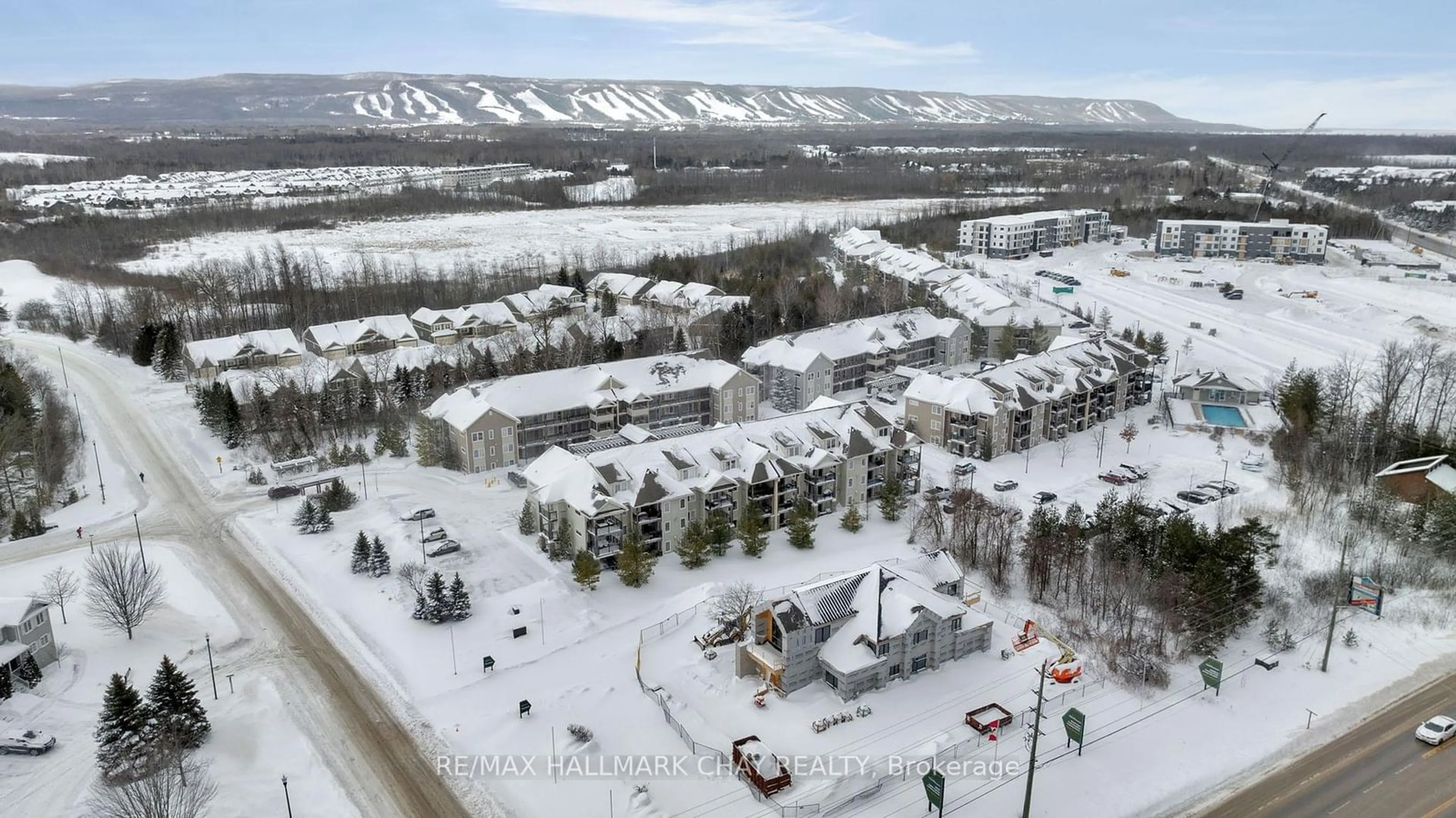 A pic from outside/outdoor area/front of a property/back of a property/a pic from drone, mountain view for 1 Brandy Lane Dr #105, Collingwood Ontario L9Y 0X4