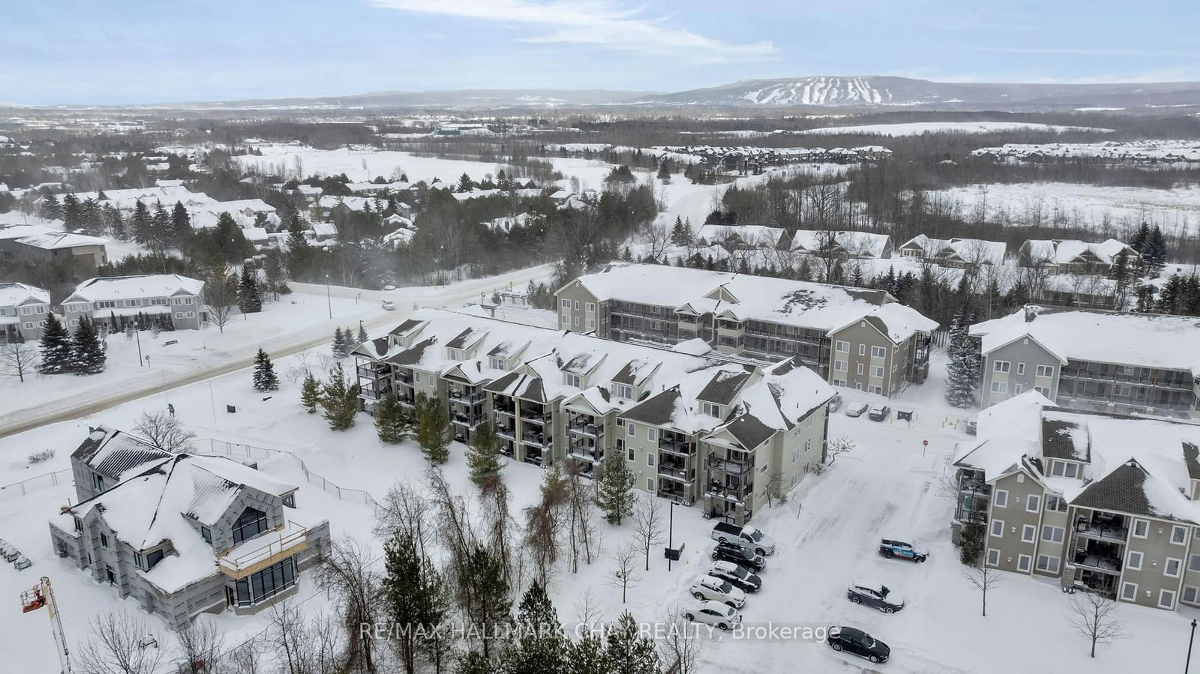 A pic from outside/outdoor area/front of a property/back of a property/a pic from drone, mountain view for 1 Brandy Lane Dr #105, Collingwood Ontario L9Y 0X4