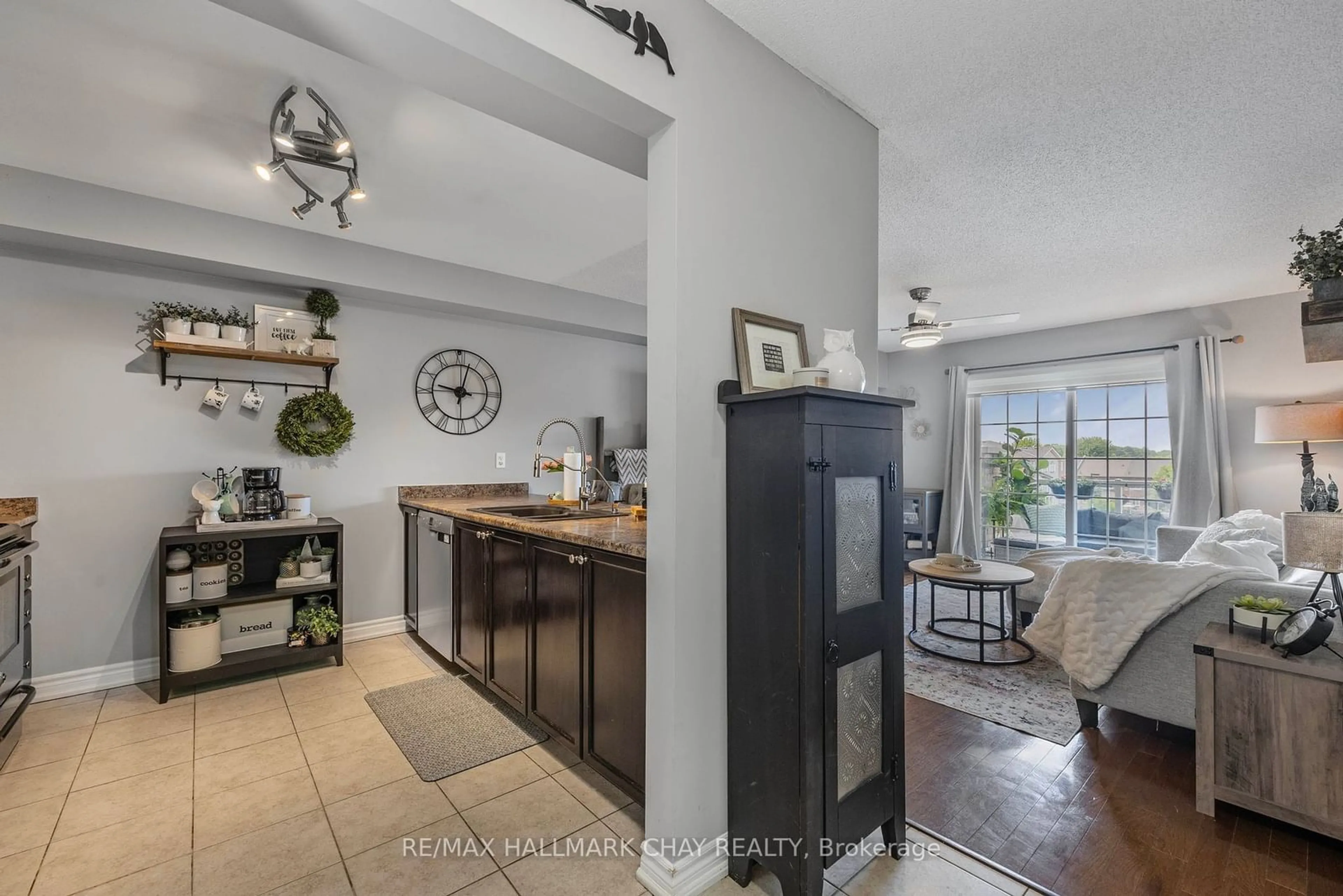 Open concept kitchen, ceramic/tile floor for 137 SYDENHAM WELLS #25, Barrie Ontario L4M 0G7