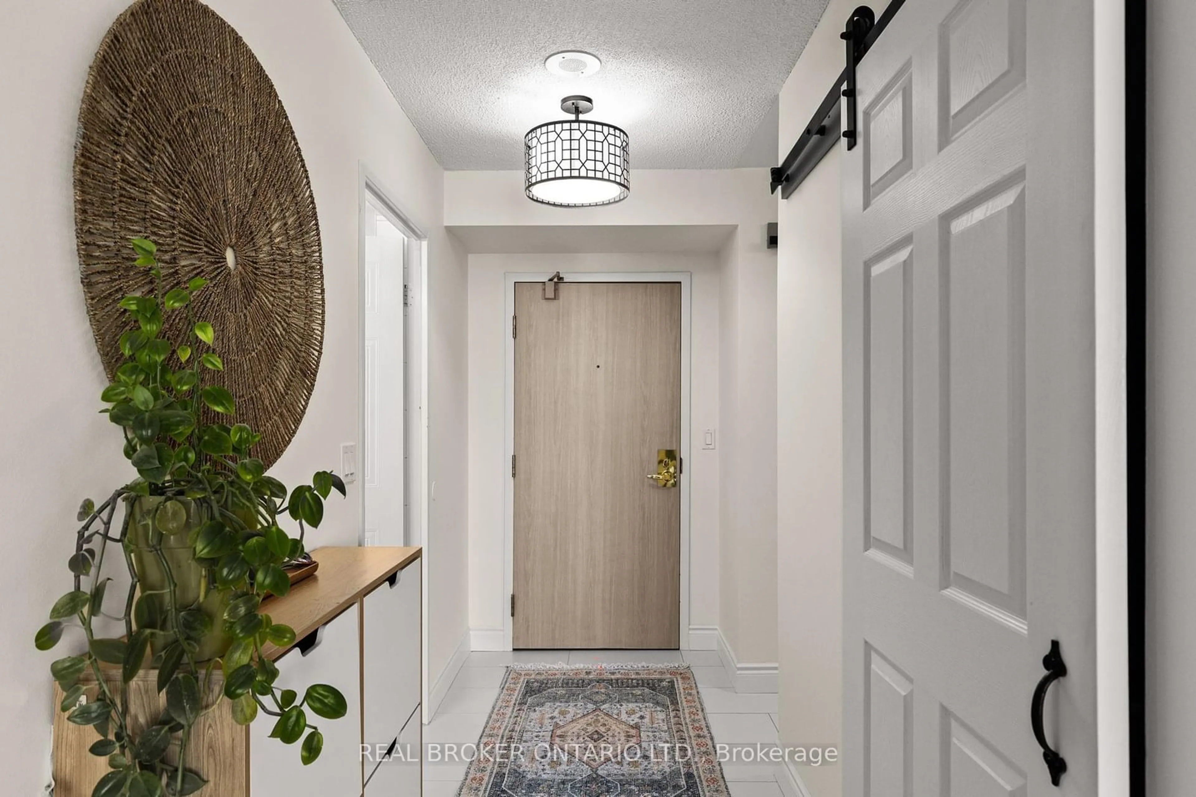 Indoor entryway for 140 Dunlop St #504, Barrie Ontario L4M 6H9