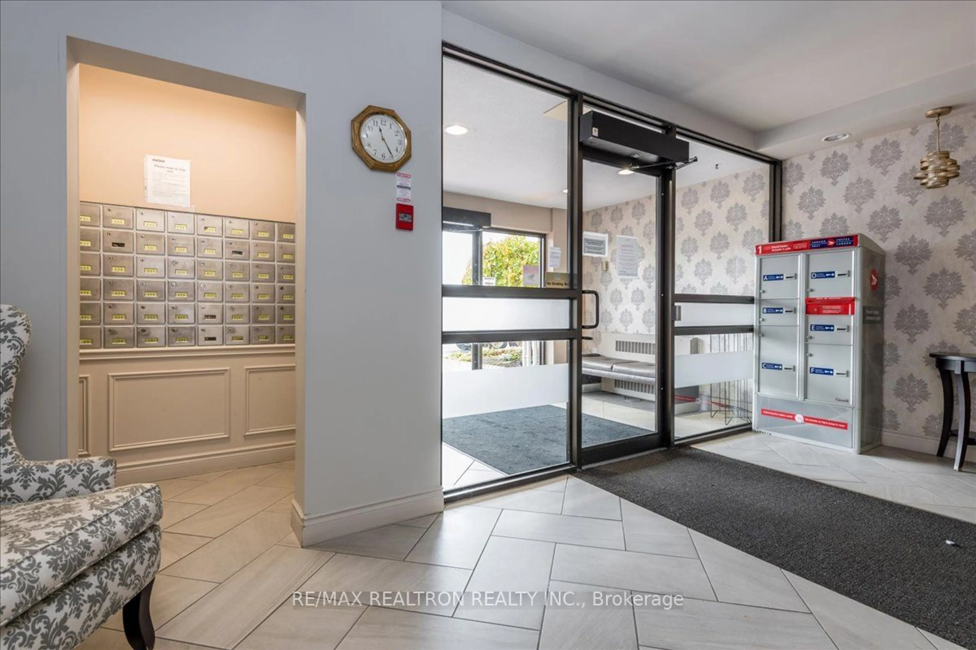 Indoor foyer for 414 Blake St #103, Barrie Ontario L4M 5J7