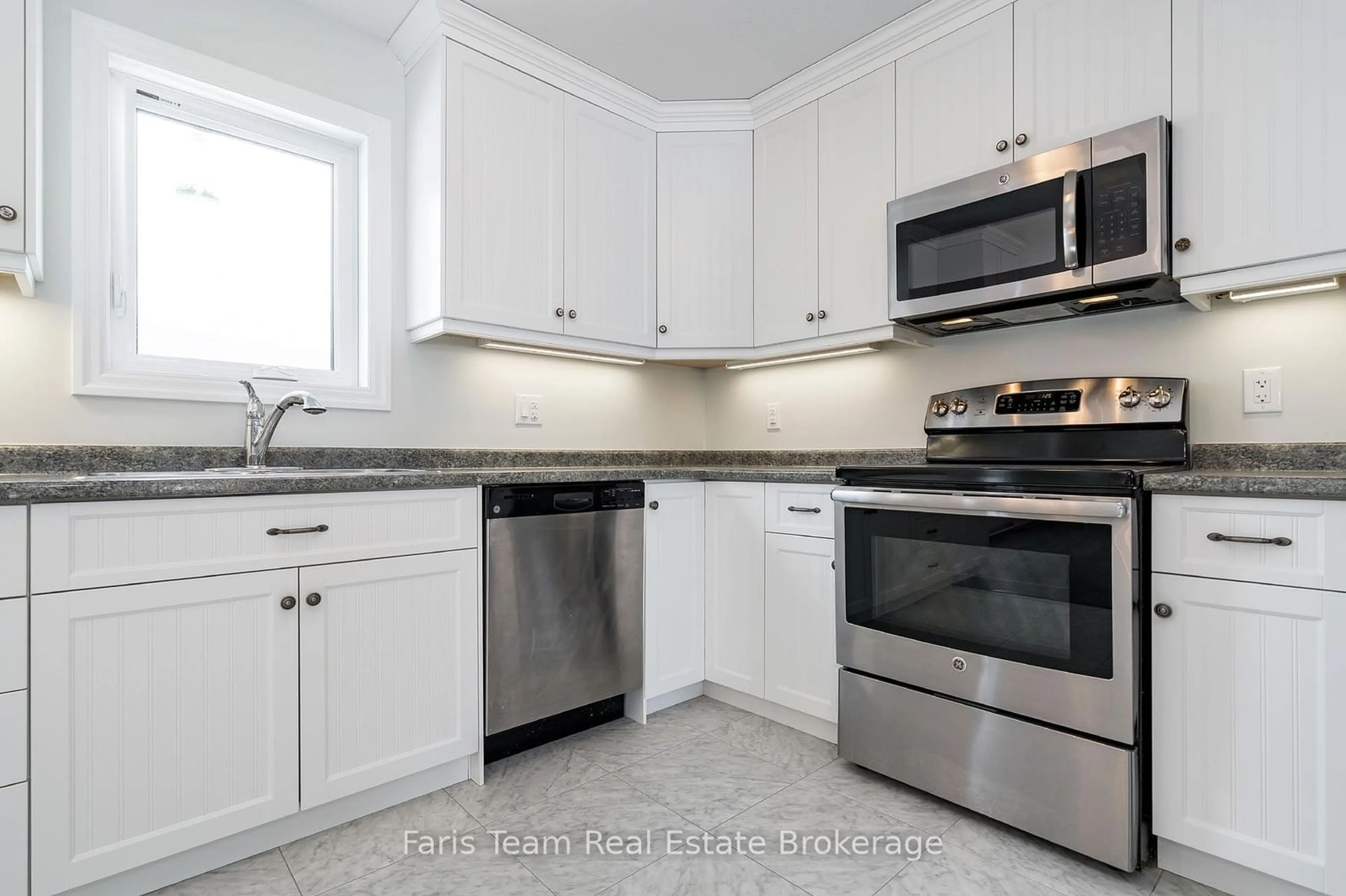 Standard kitchen, ceramic/tile floor for 18 Grew Cres, Penetanguishene Ontario L9M 1E7