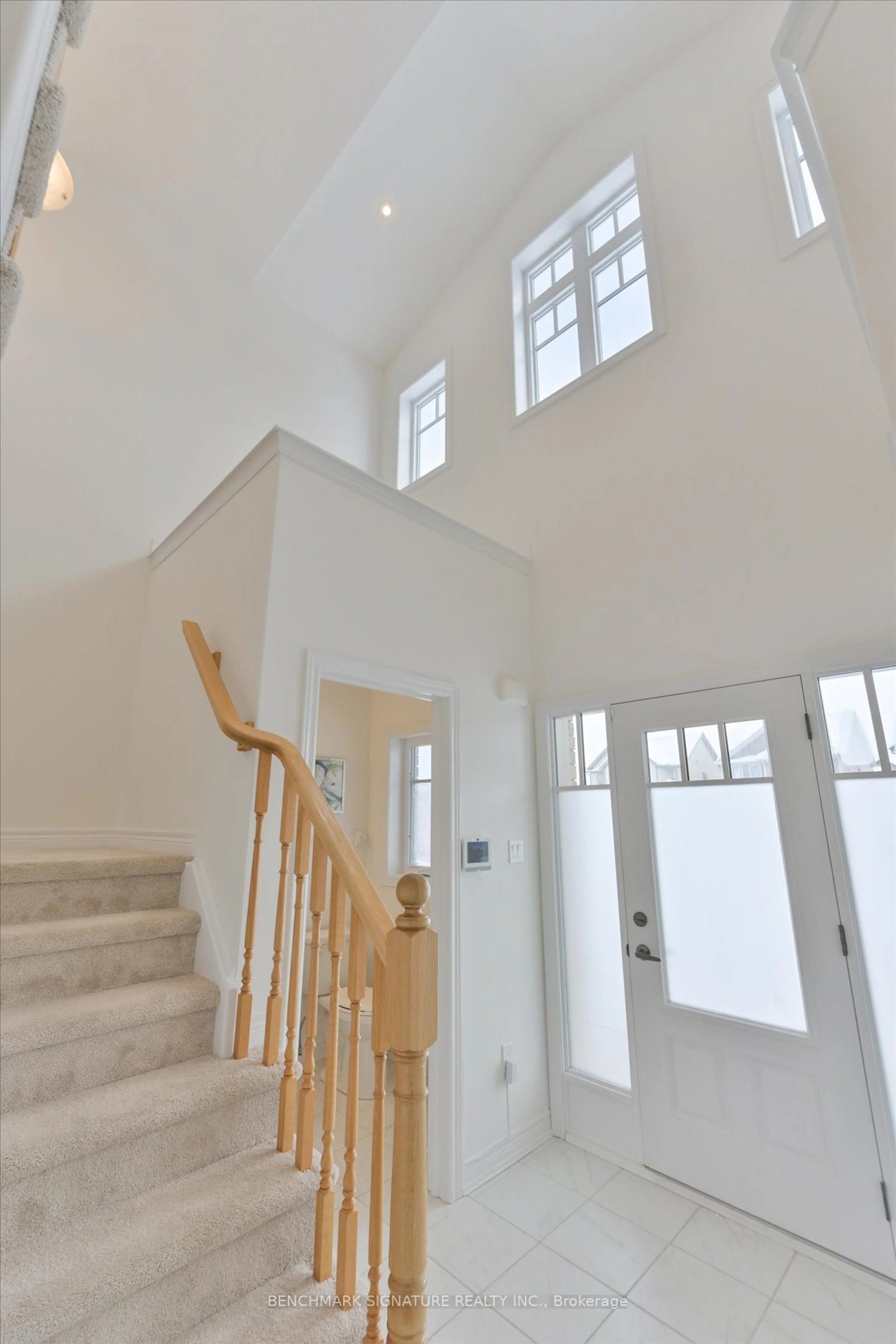 Indoor foyer for 172 Summerset Dr, Barrie Ontario L4N 6G9