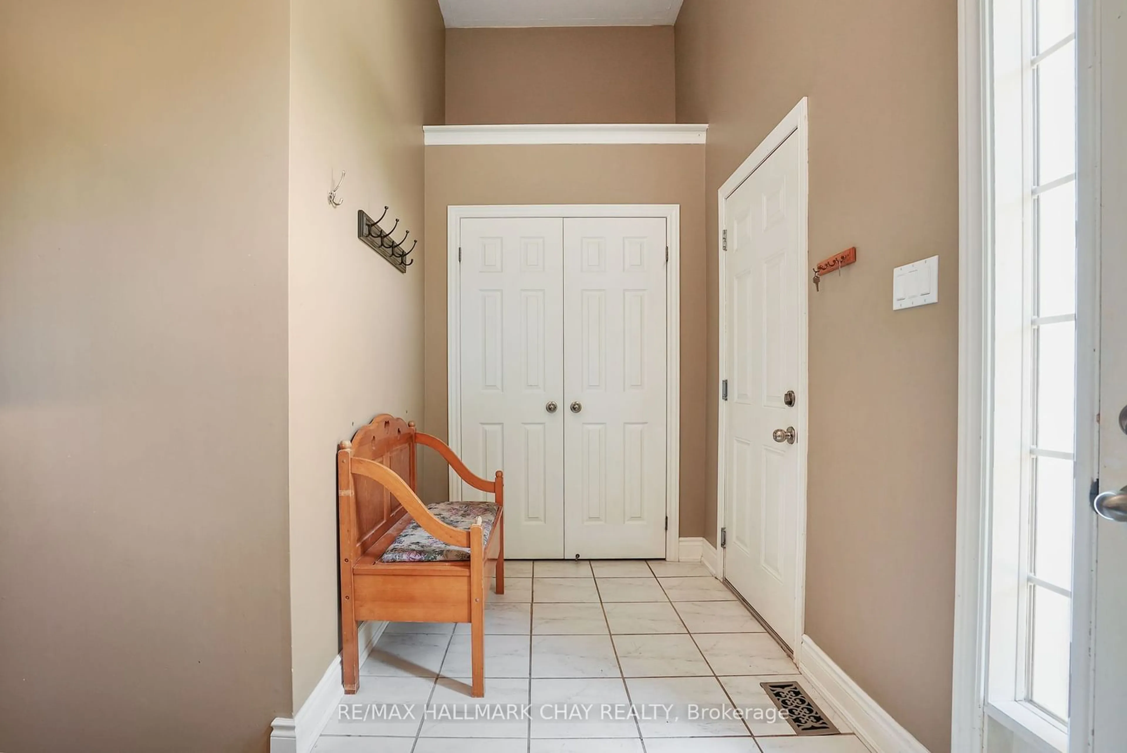 Indoor entryway for 3242 Goldstein Rd, Severn Ontario L0K 2B0