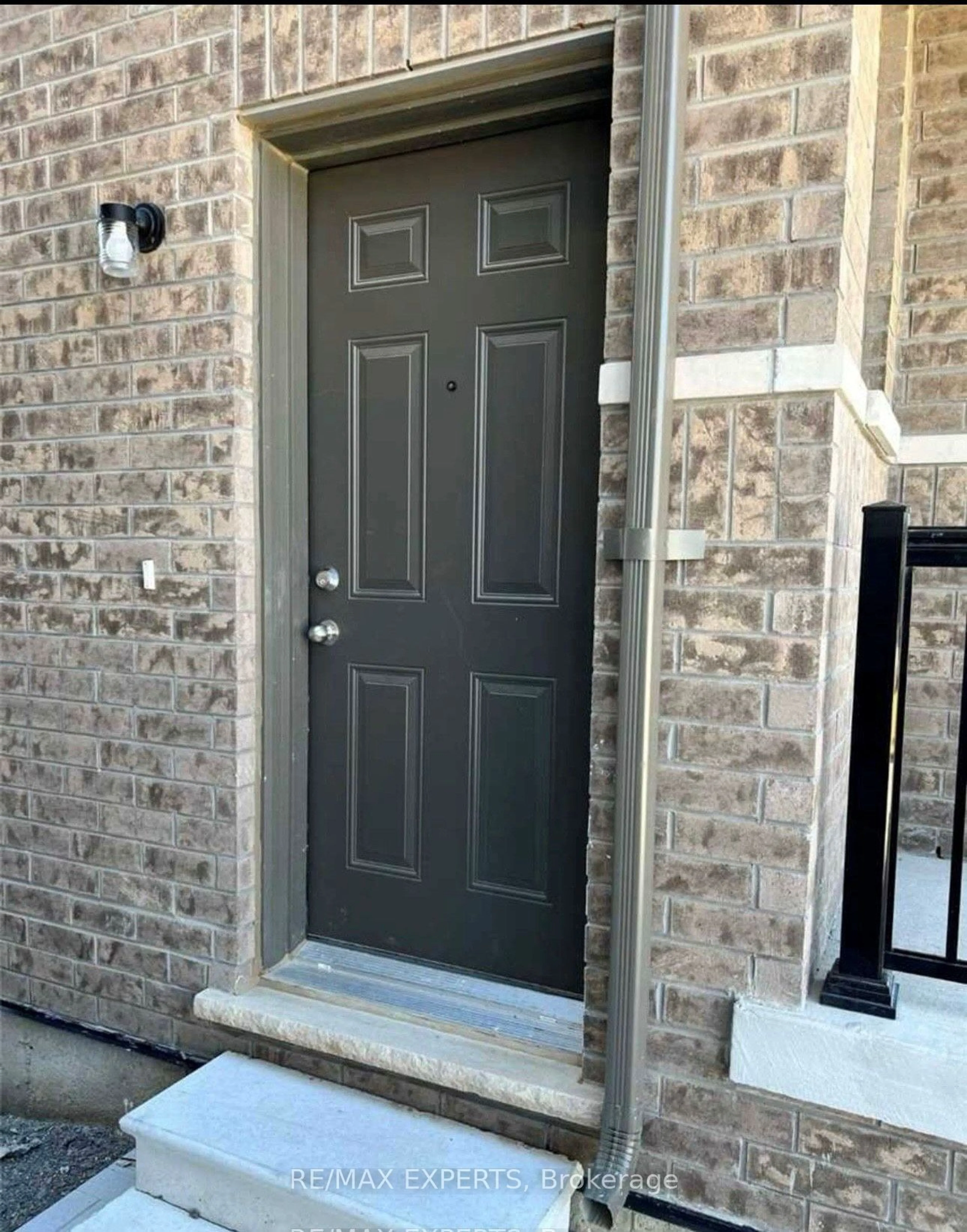 Indoor entryway for 33 Bannister Rd, Barrie Ontario L9J 0L5