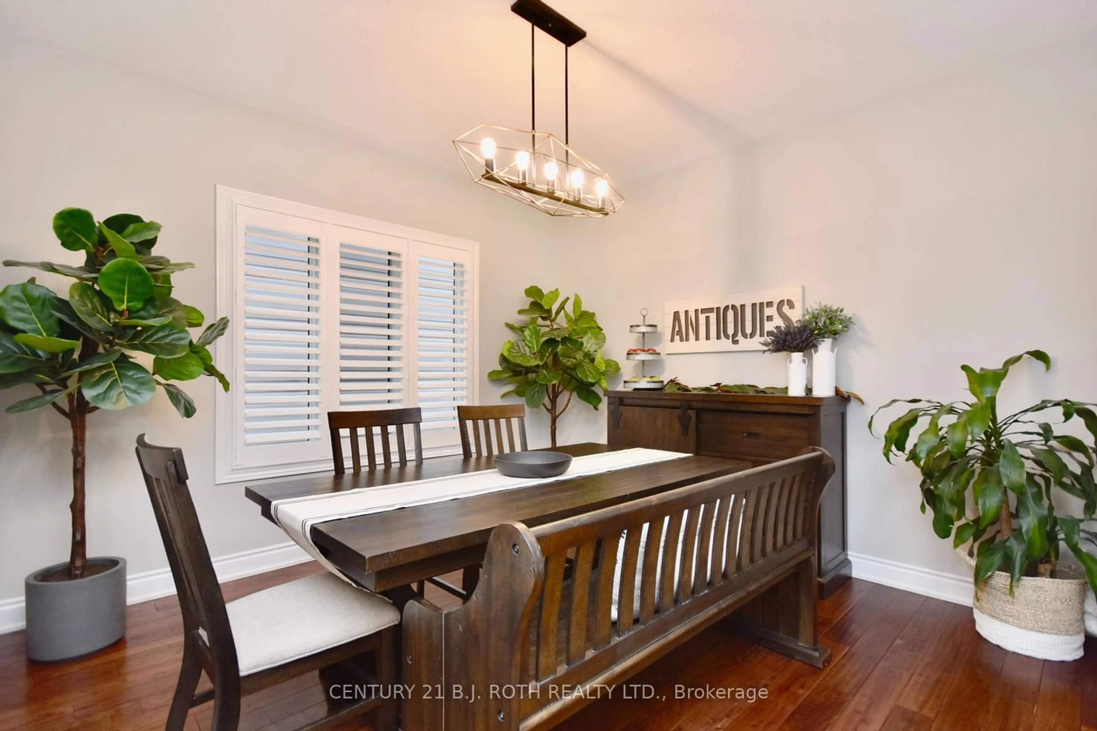 Dining room, wood/laminate floor for 3089 Emperor Dr, Orillia Ontario L3V 6H2