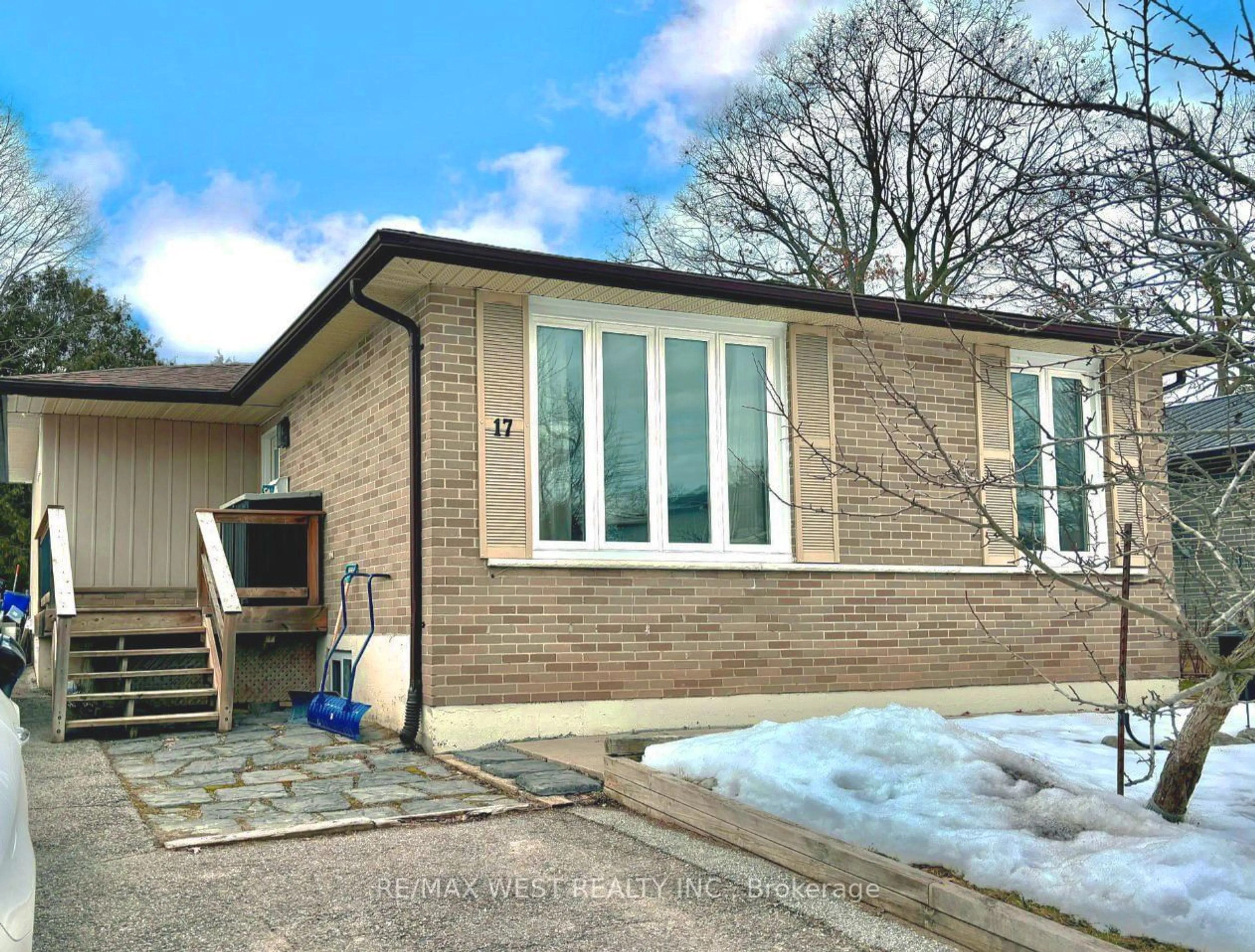 Home with brick exterior material, street for 17 Daphne Cres, Barrie Ontario L4M 2Y7