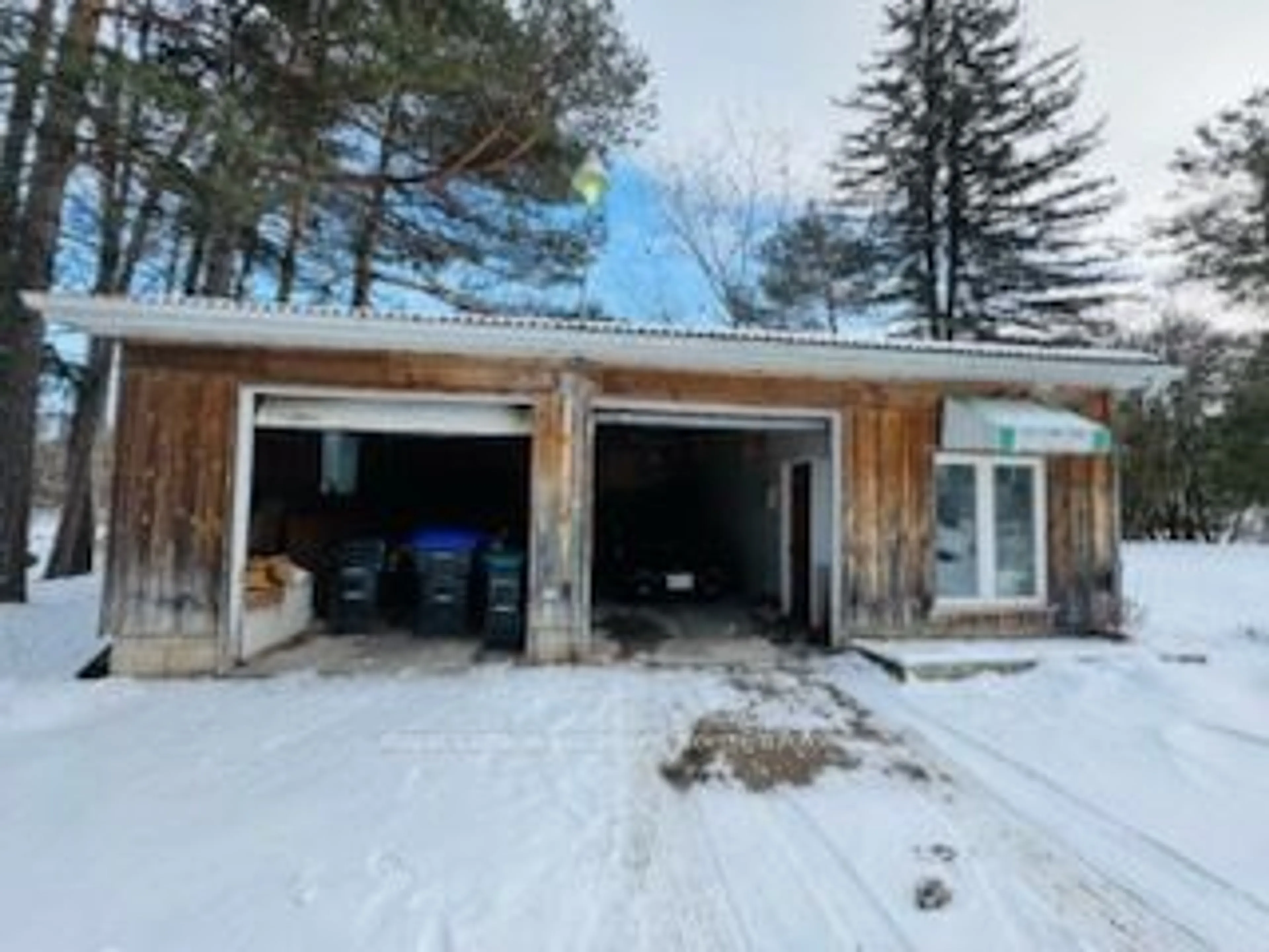 Indoor garage for 8717 Beachwood Rd, Wasaga Beach Ontario L9Z 2G5