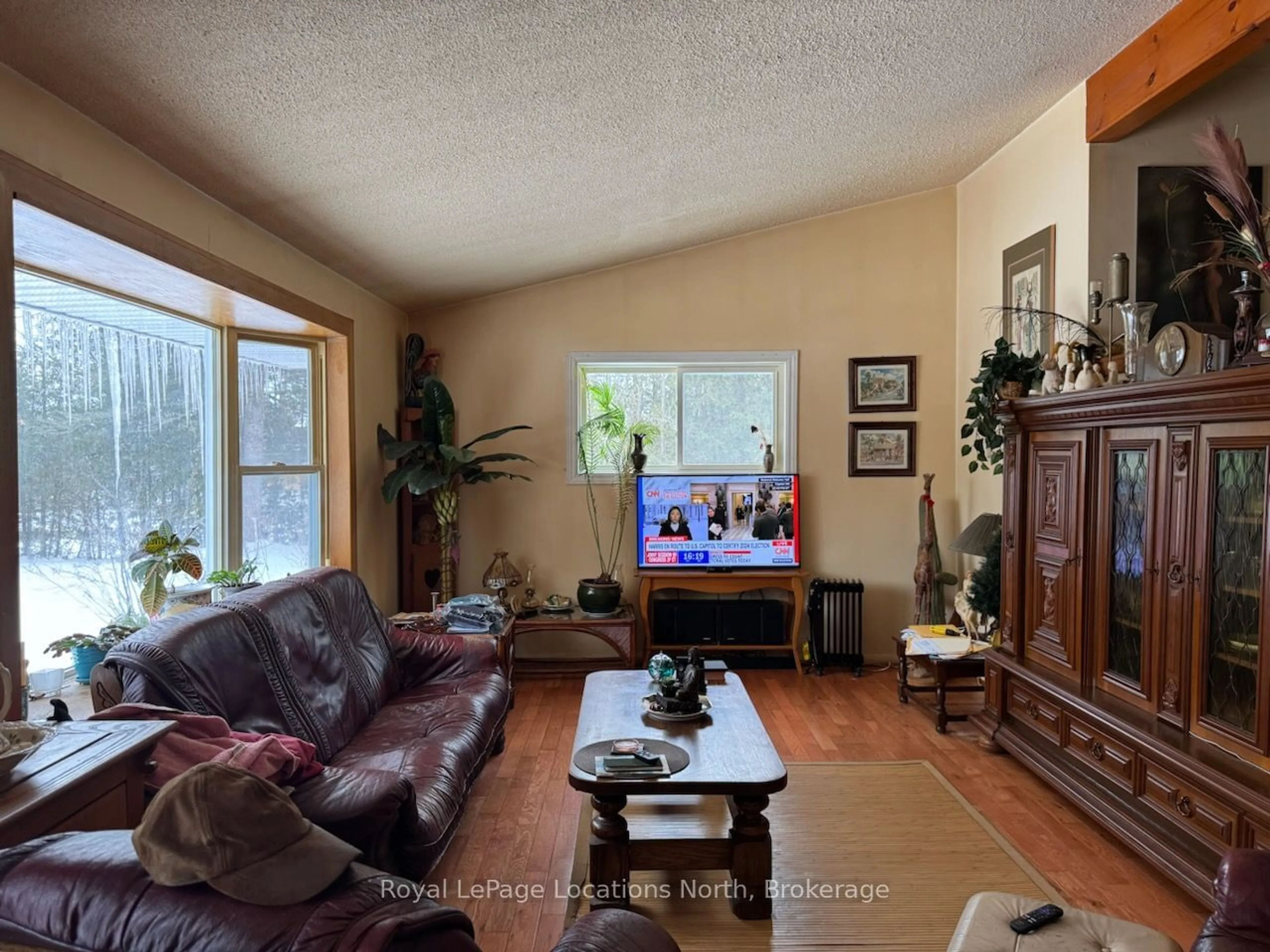 Living room with furniture, wood/laminate floor for 8717 Beachwood Rd, Wasaga Beach Ontario L9Z 2G5