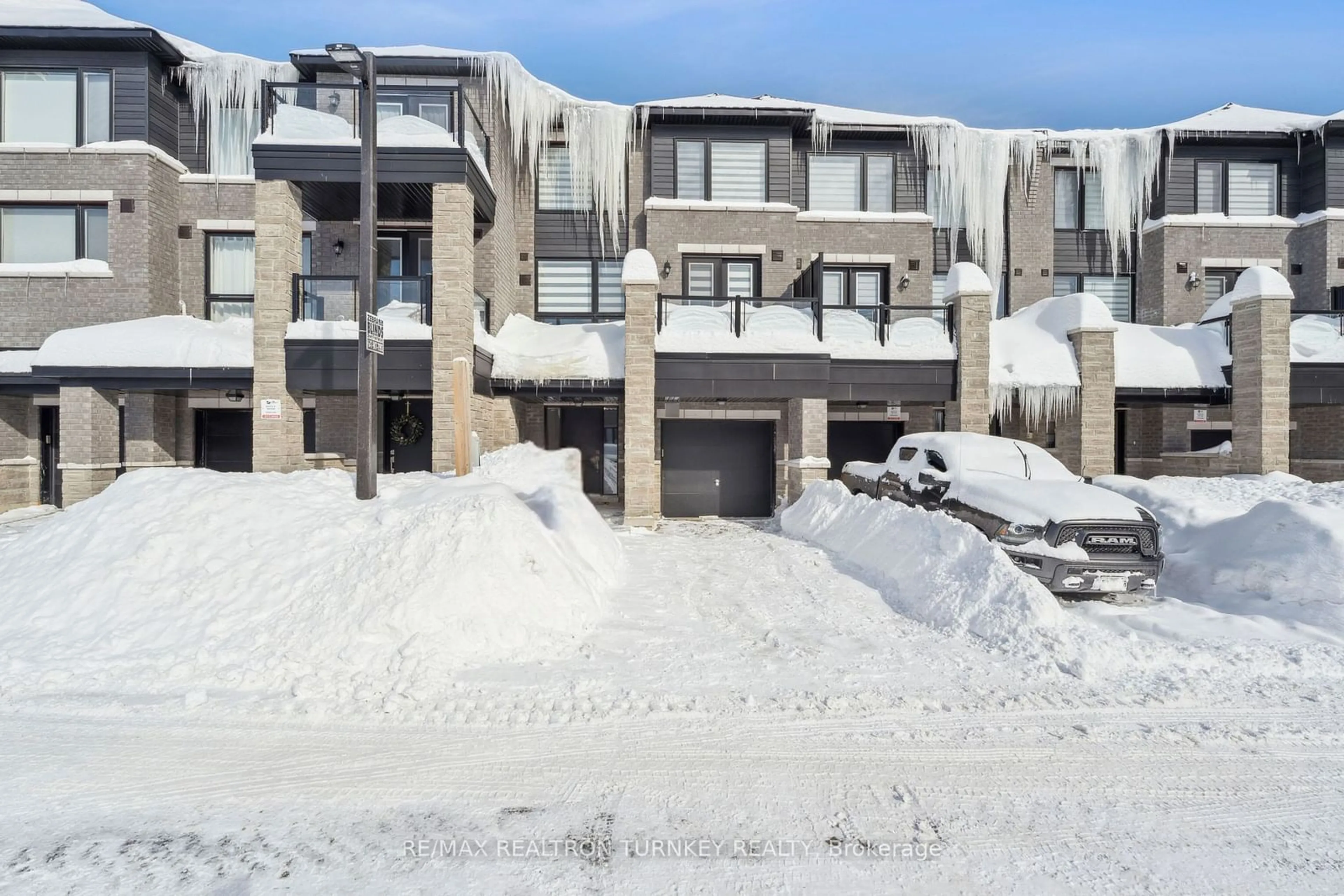 A pic from outside/outdoor area/front of a property/back of a property/a pic from drone, street for 28 Spry Lane, Barrie Ontario L9J 0N6