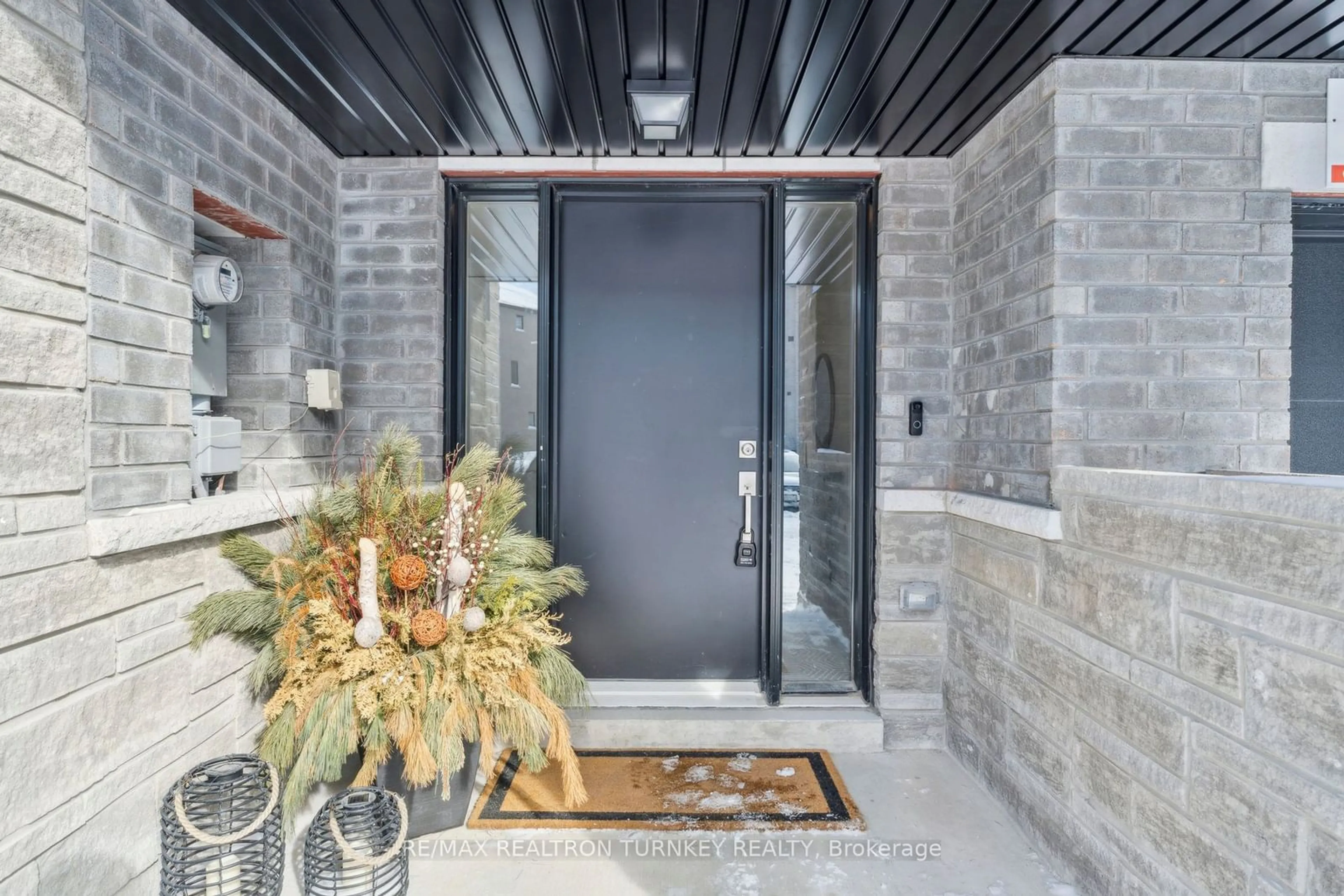 Indoor entryway for 28 Spry Lane, Barrie Ontario L9J 0N6