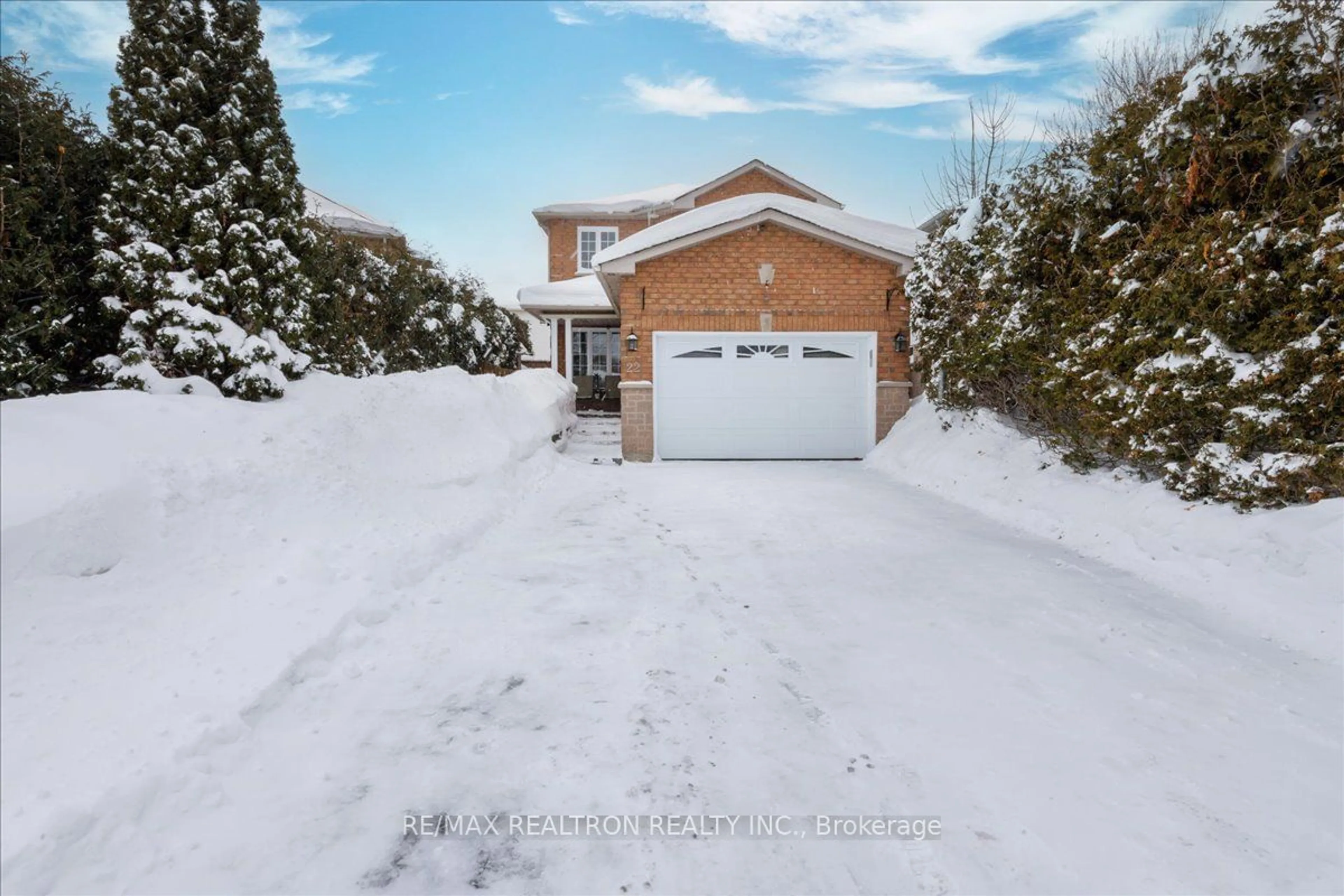 A pic from outside/outdoor area/front of a property/back of a property/a pic from drone, street for 22 Hemlock Crt, Barrie Ontario L4N 9N5