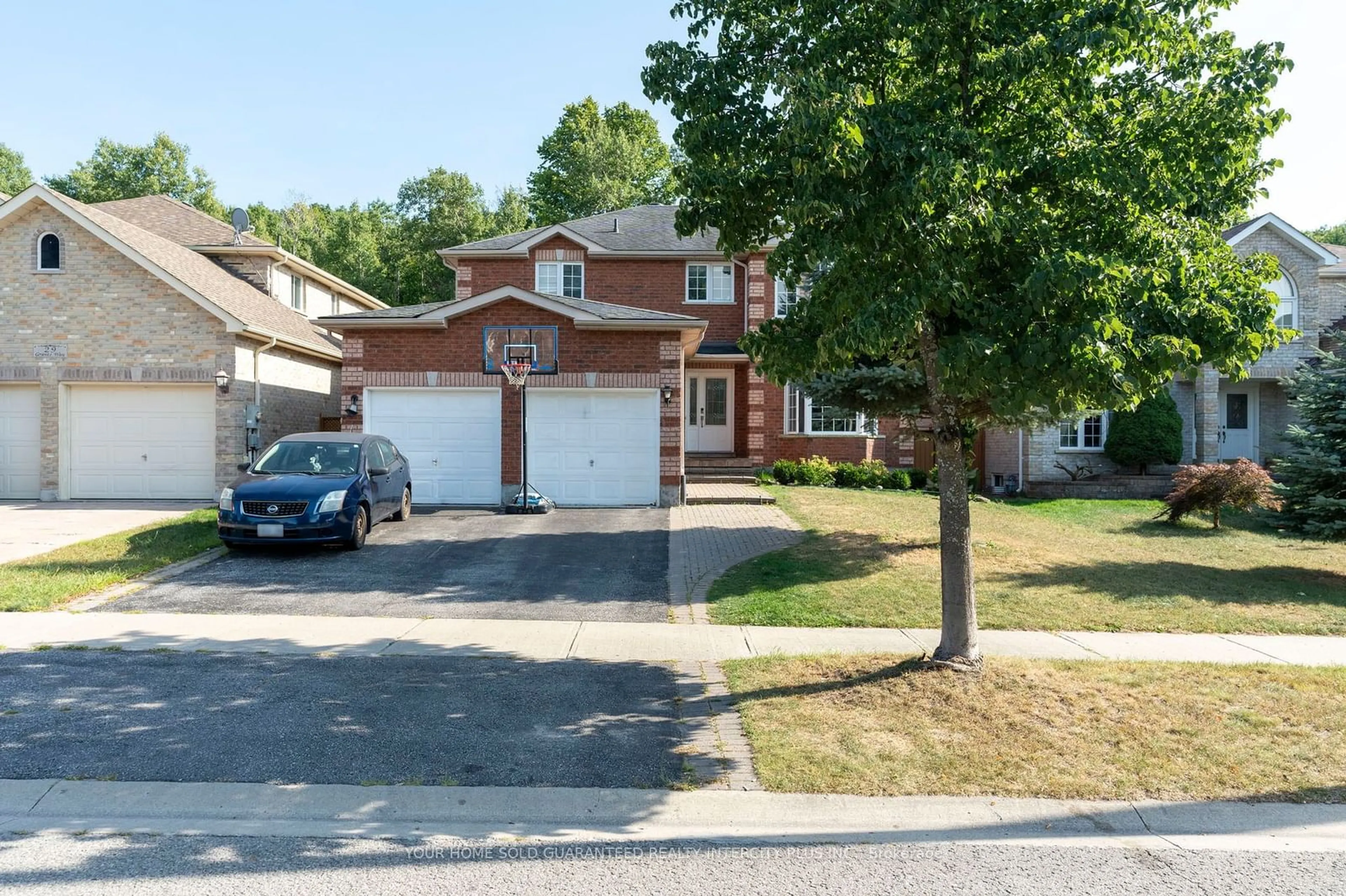 A pic from outside/outdoor area/front of a property/back of a property/a pic from drone, street for 31 Grant's Way, Barrie Ontario L4N 0J4