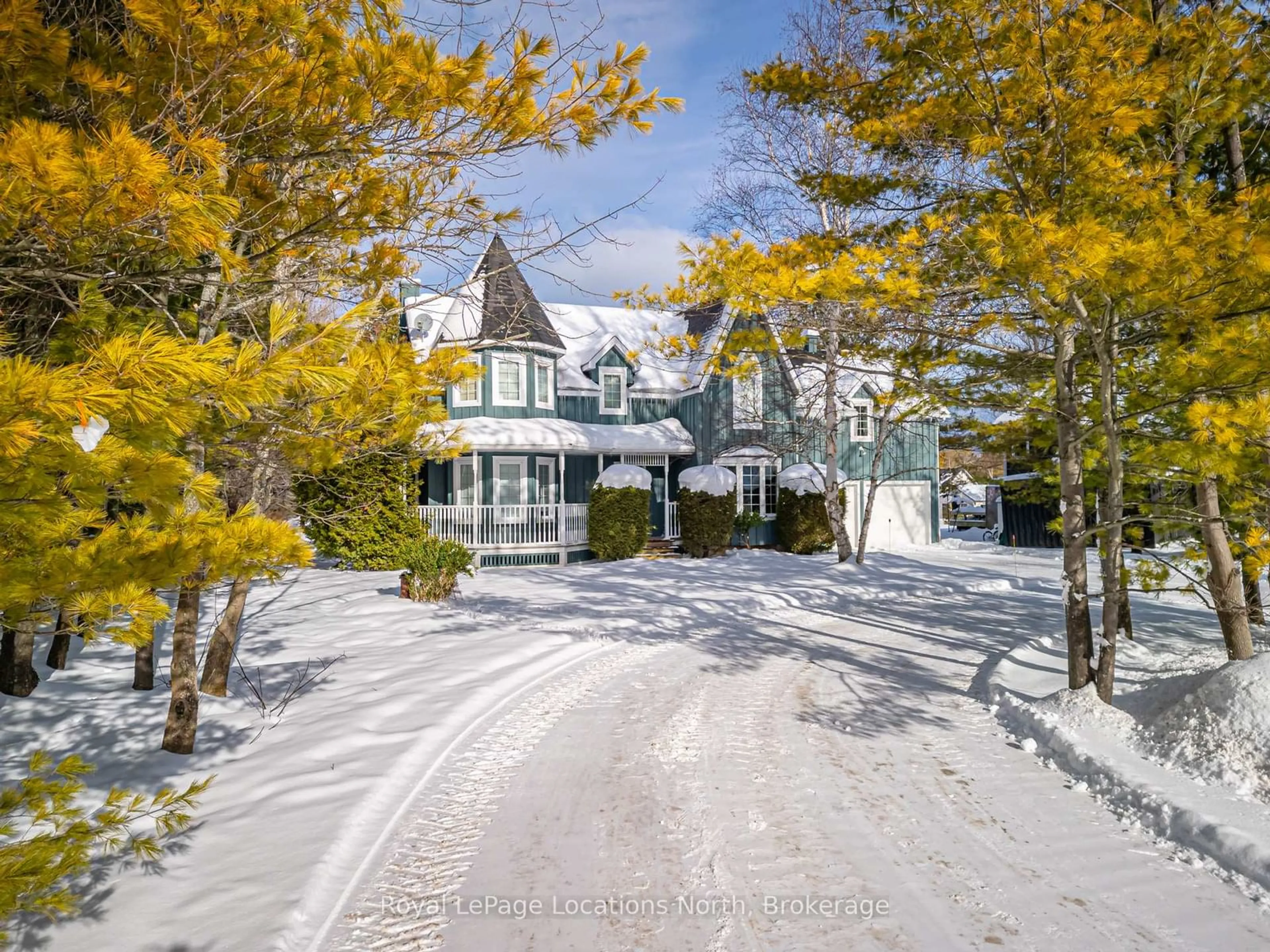 A pic from outside/outdoor area/front of a property/back of a property/a pic from drone, street for 15 Mount View Crt, Collingwood Ontario L9Y 5A9