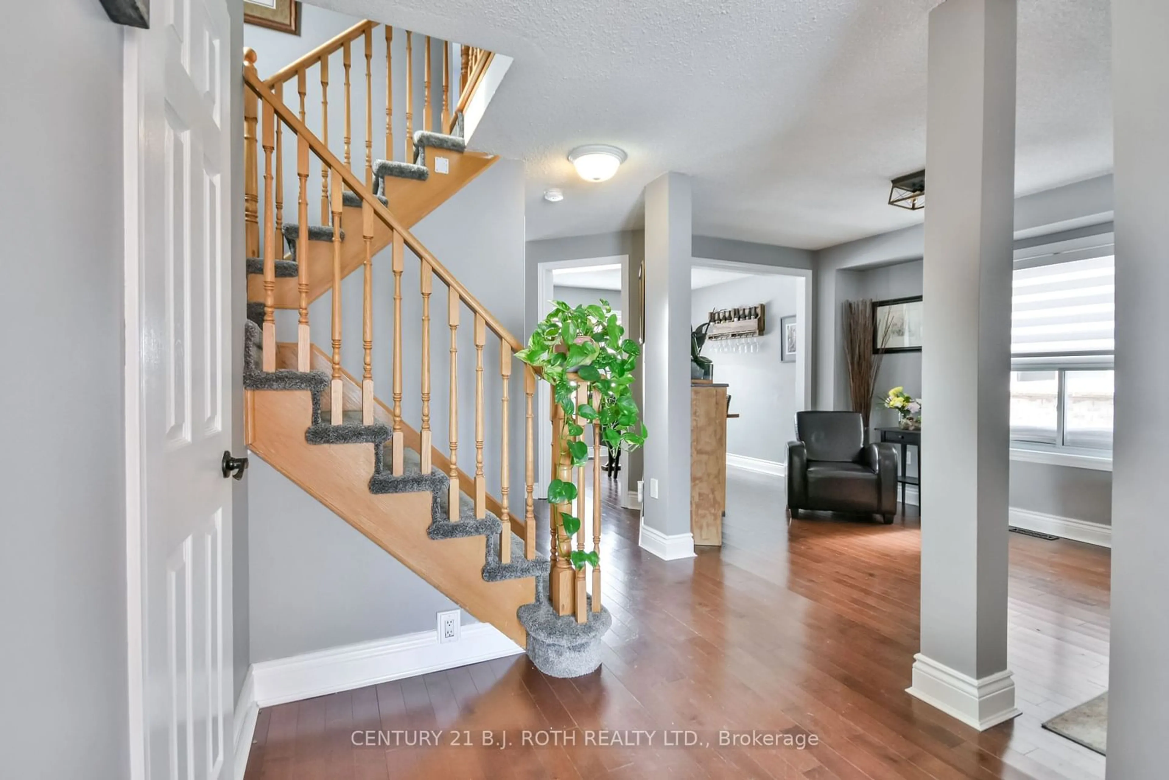 Indoor entryway for 36 Sundew Dr, Barrie Ontario L4N 9L8