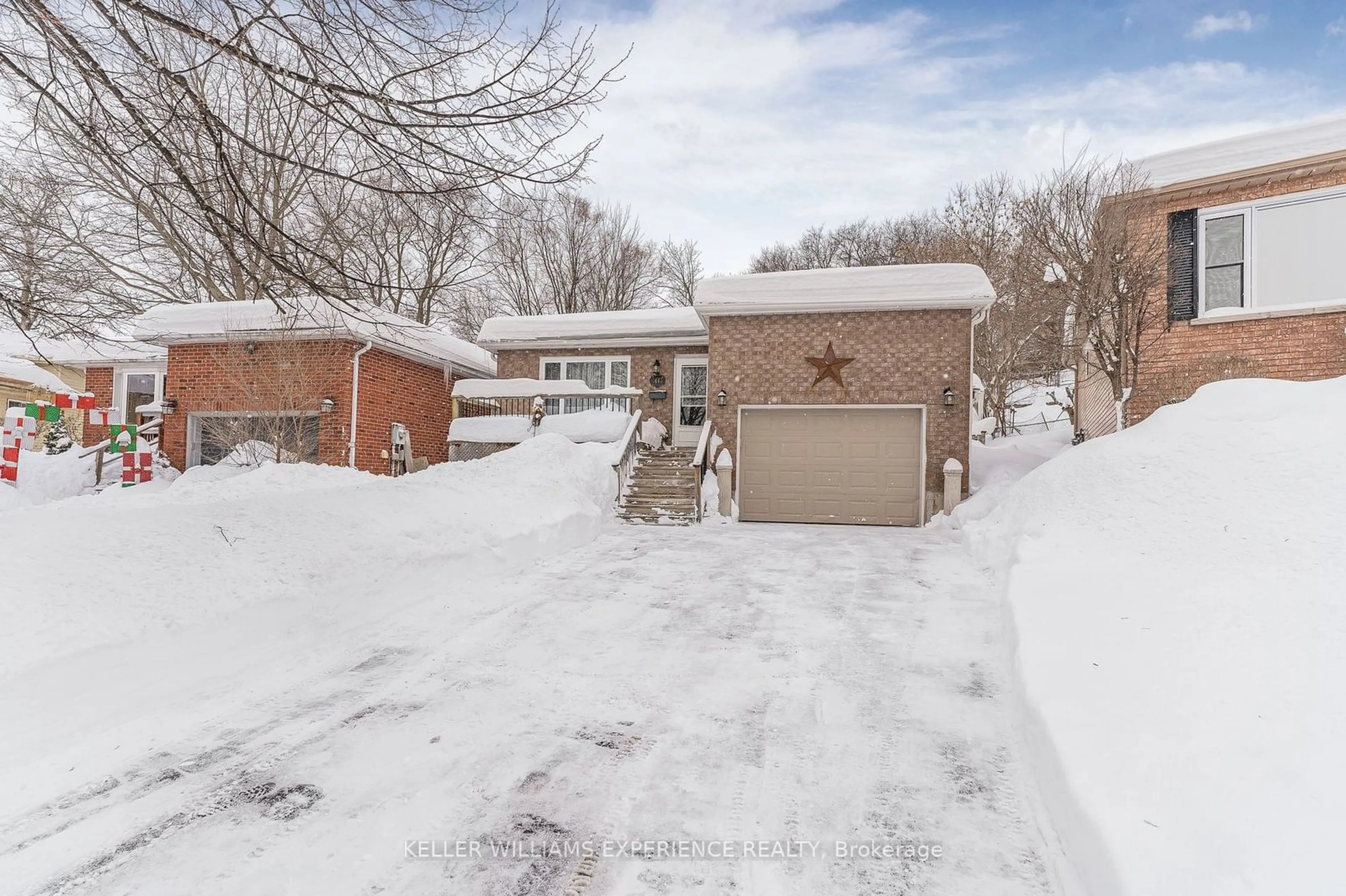 A pic from outside/outdoor area/front of a property/back of a property/a pic from drone, street for 36 ENGEL Cres, Barrie Ontario L4N 6K5