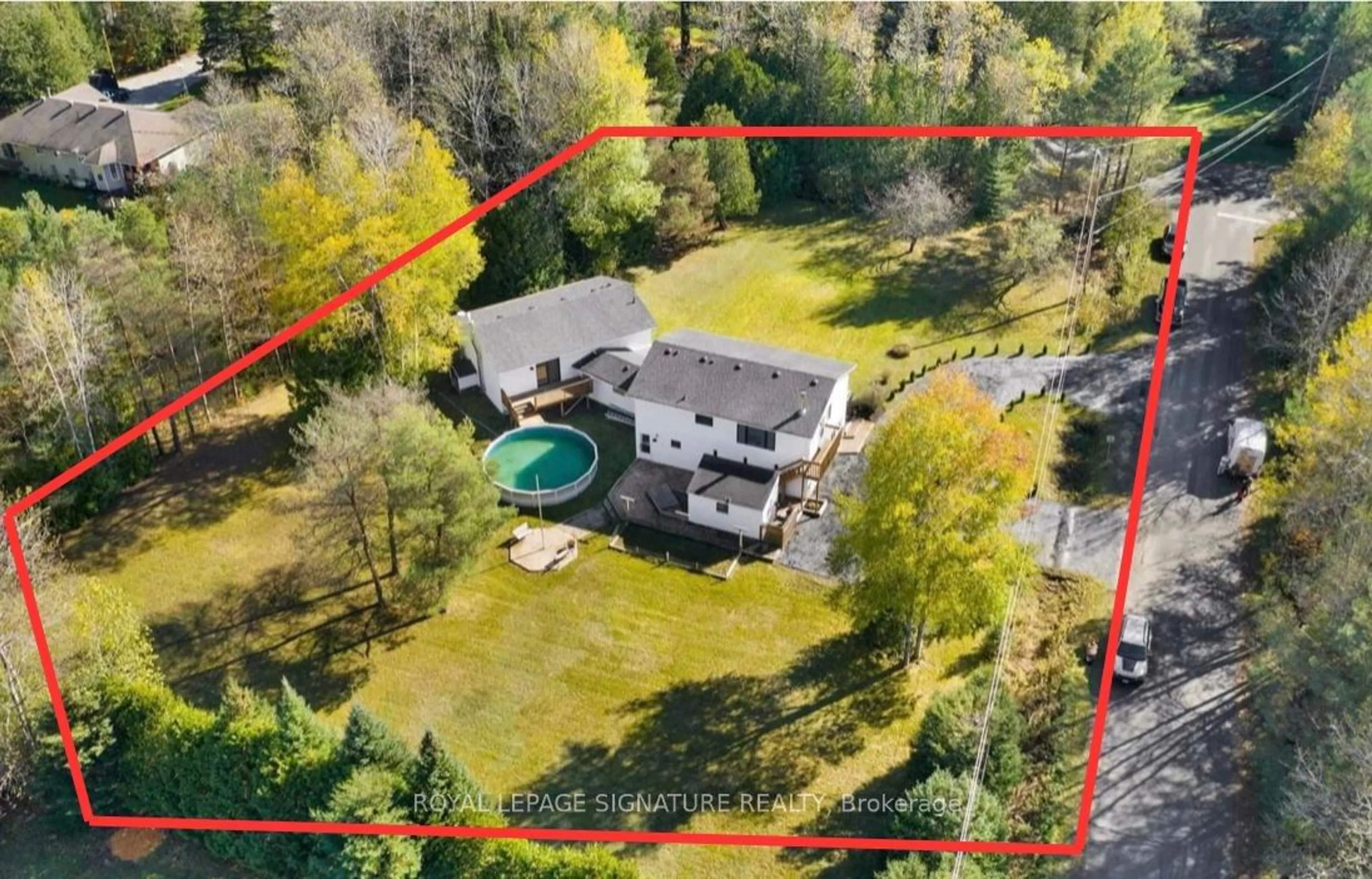 A pic from outside/outdoor area/front of a property/back of a property/a pic from drone, unknown for 20 HILLVIEW Cres, Springwater Ontario L0L 1X0