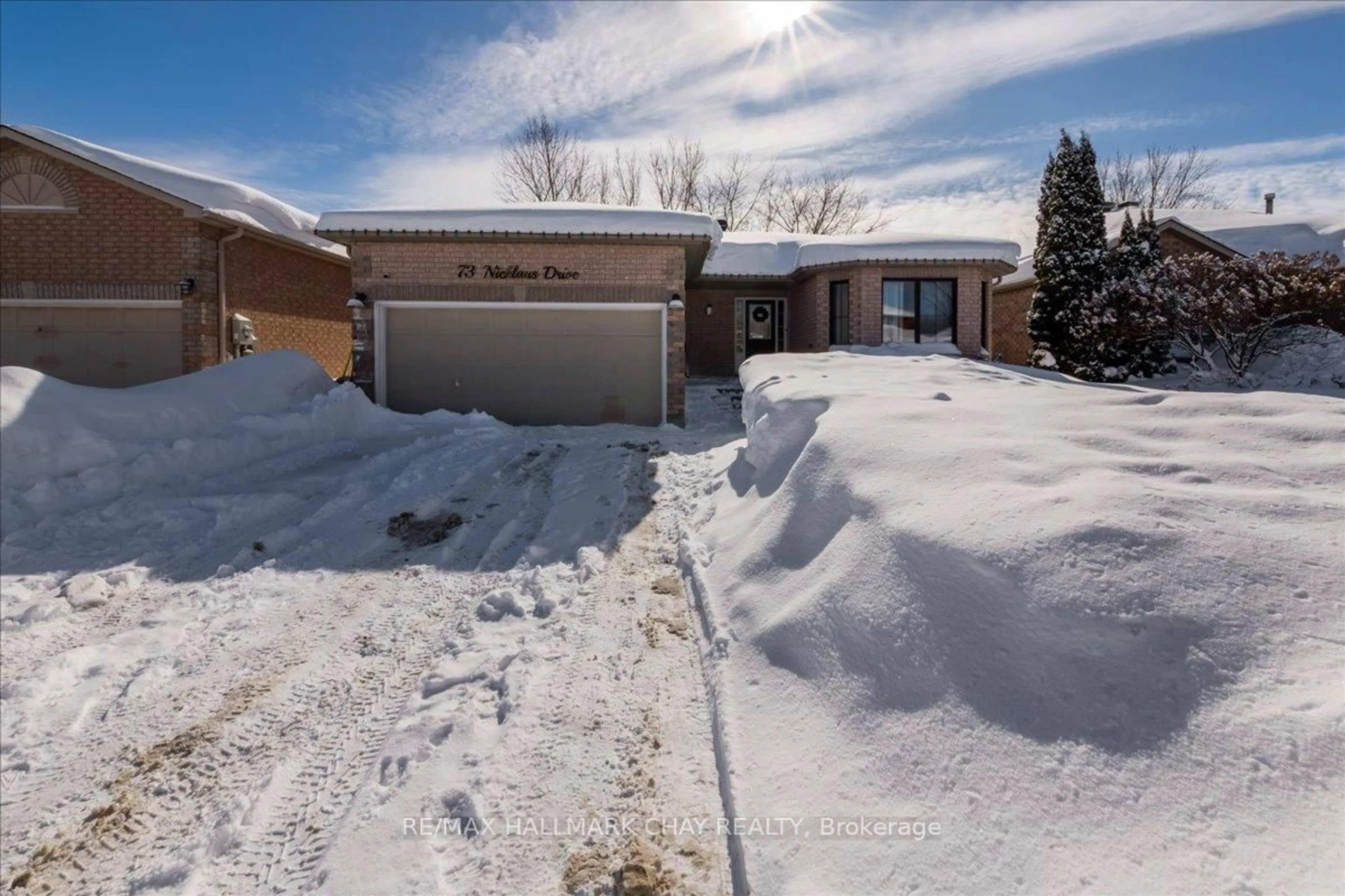 A pic from outside/outdoor area/front of a property/back of a property/a pic from drone, street for 73 NICKLAUS Dr, Barrie Ontario L4M 6V7