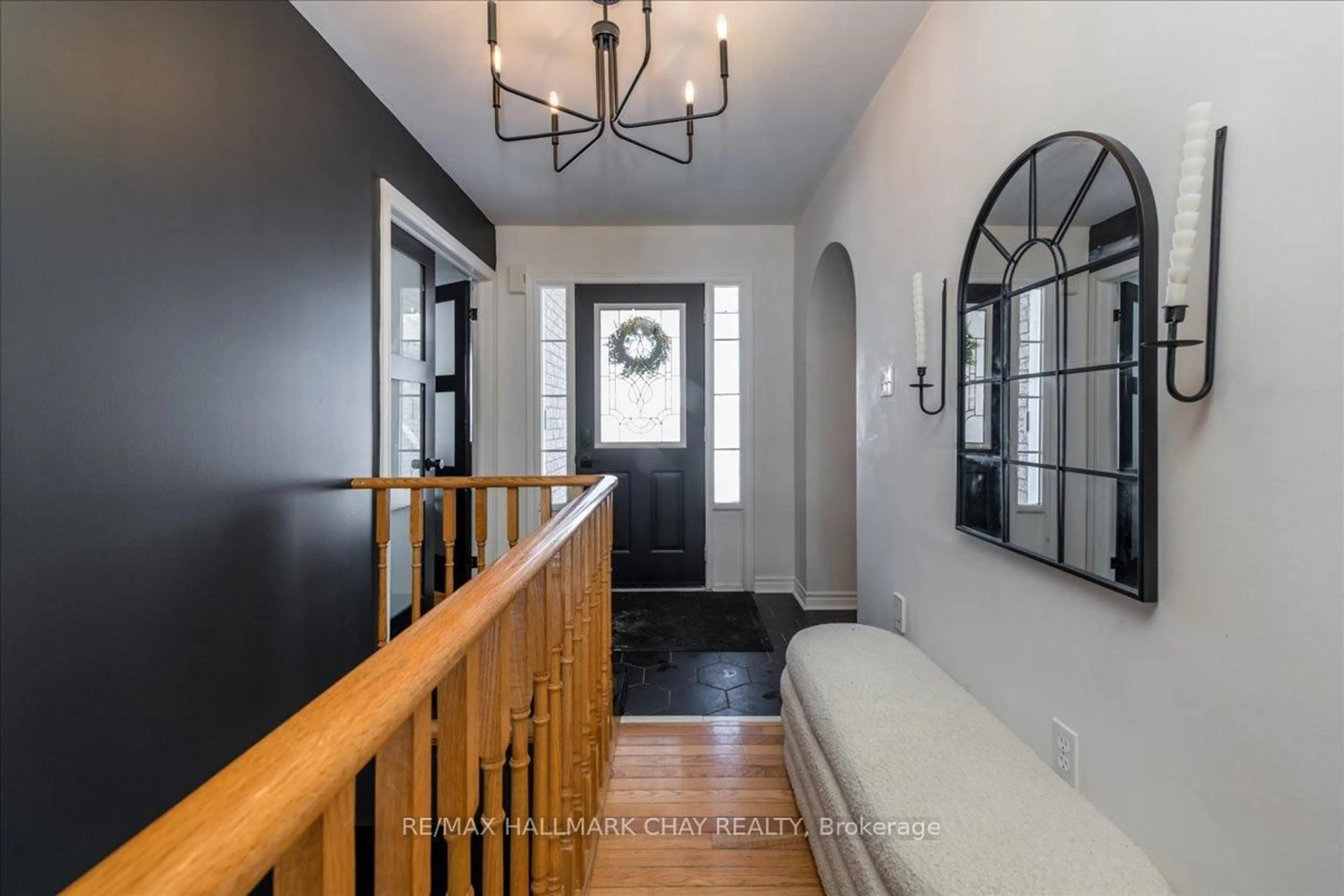 Indoor entryway for 73 NICKLAUS Dr, Barrie Ontario L4M 6V7