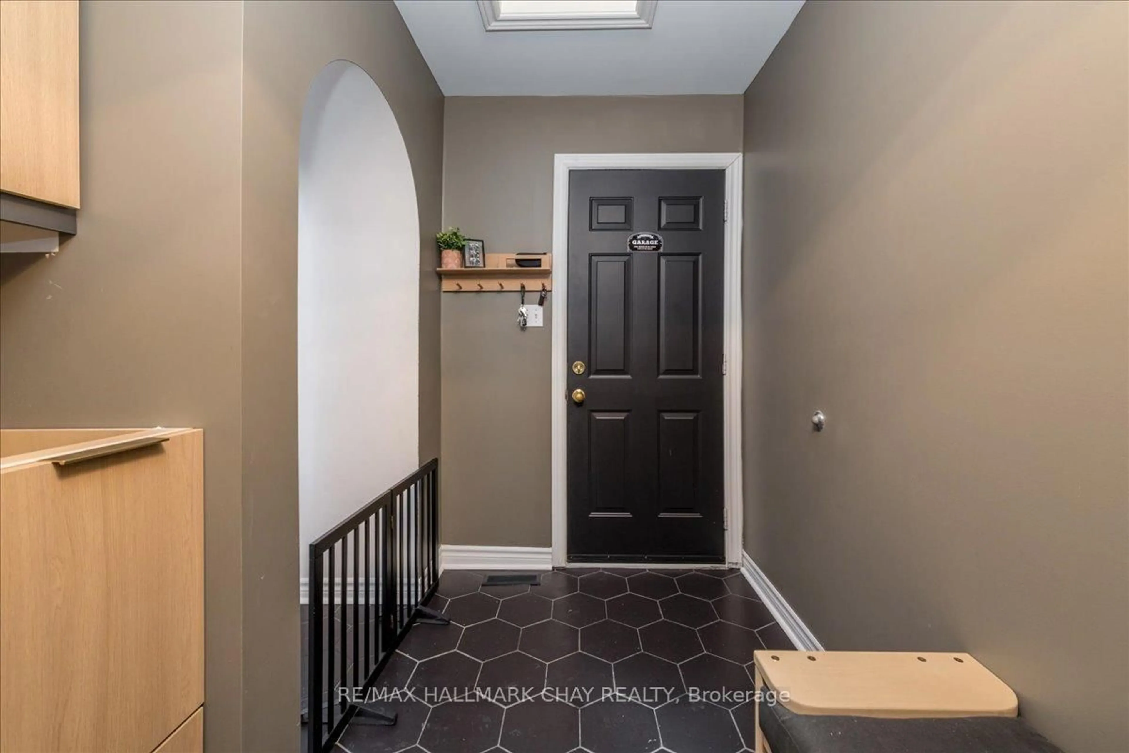 Indoor entryway for 73 NICKLAUS Dr, Barrie Ontario L4M 6V7