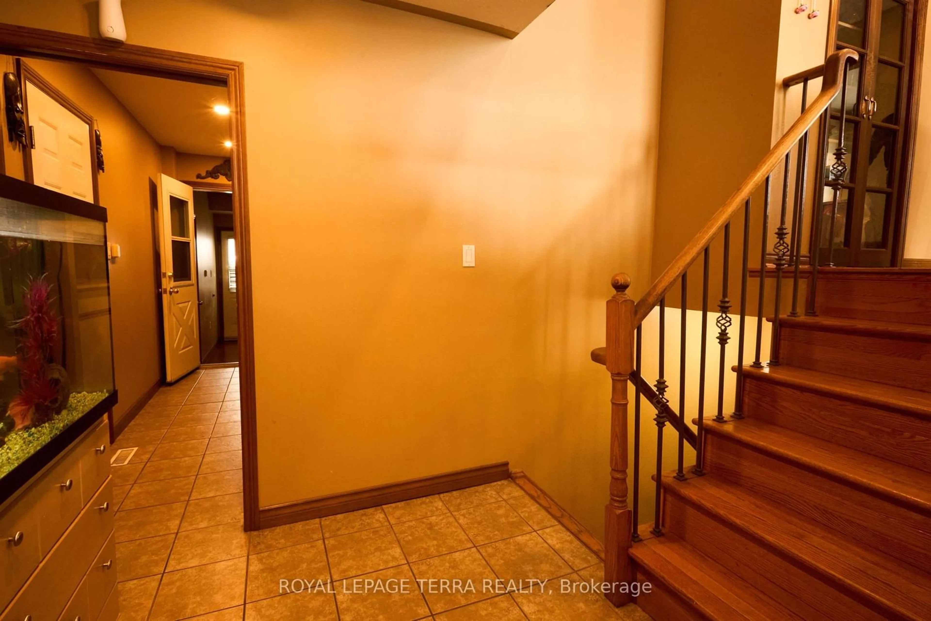 Indoor foyer for 326 Little Ave, Barrie Ontario L4N 2Z6