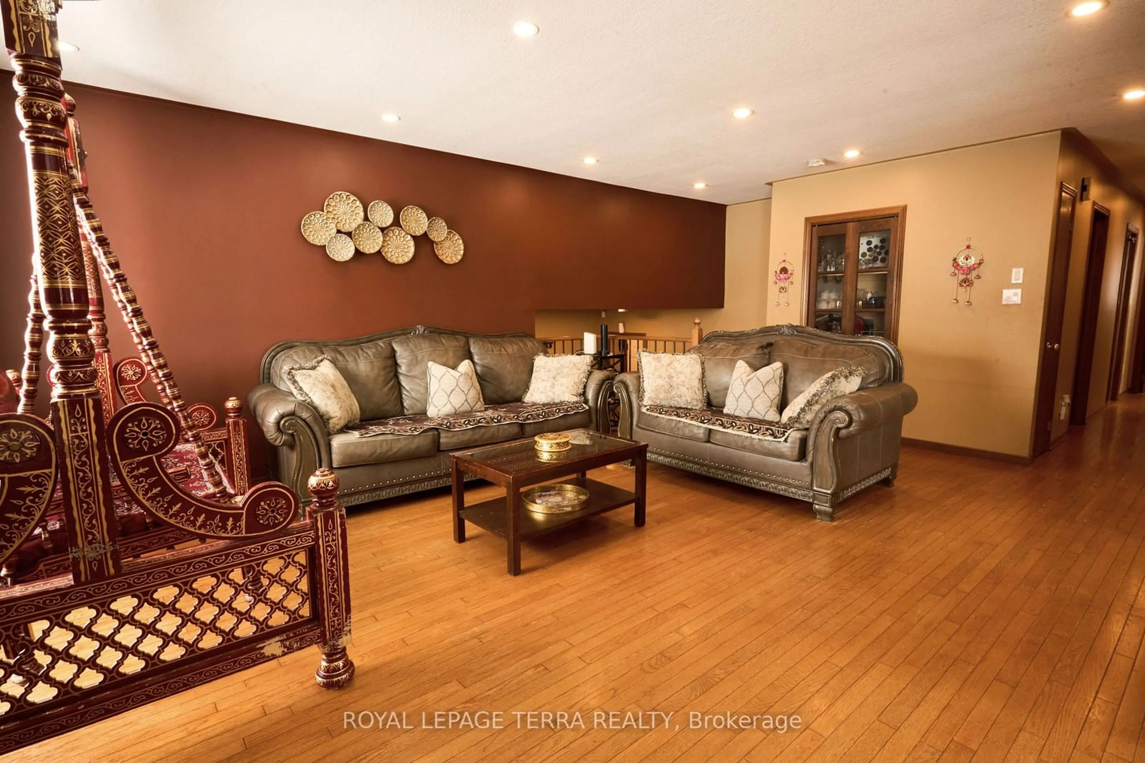 Living room with furniture, wood/laminate floor for 326 Little Ave, Barrie Ontario L4N 2Z6