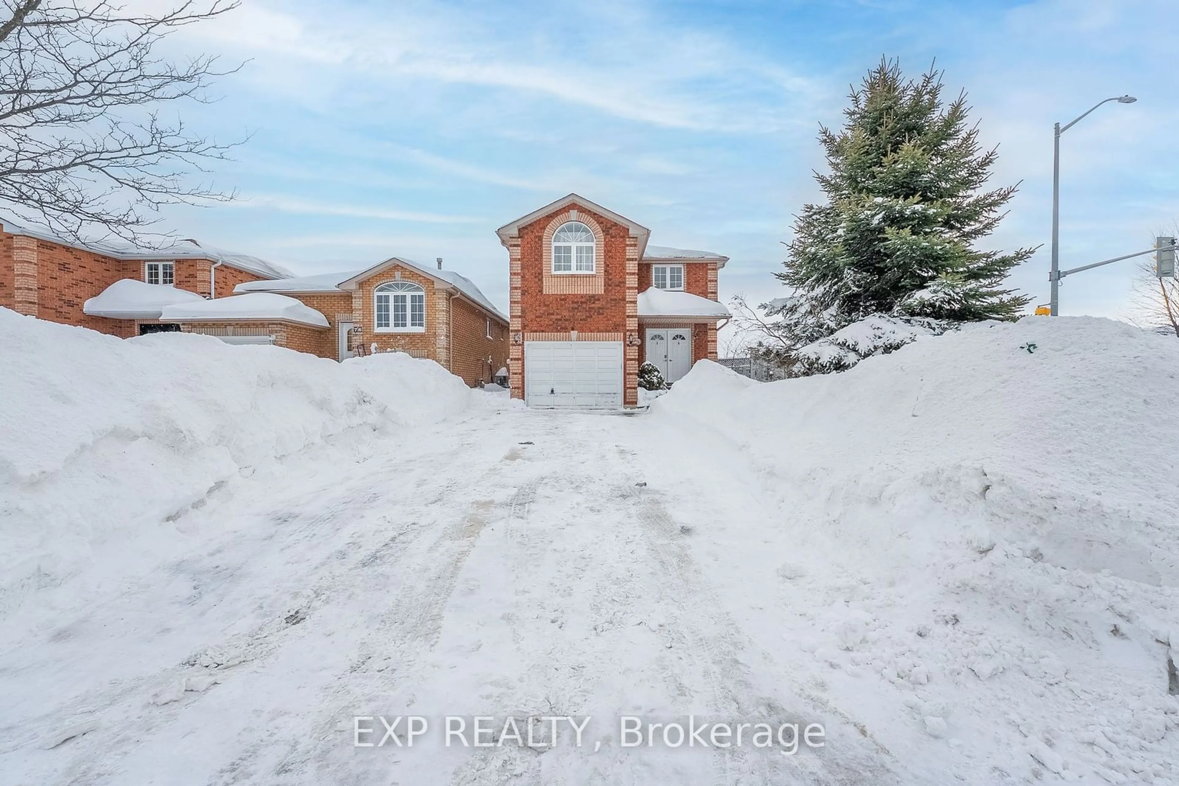 A pic from outside/outdoor area/front of a property/back of a property/a pic from drone, street for 78 Clute Cres, Barrie Ontario L4N 8S6