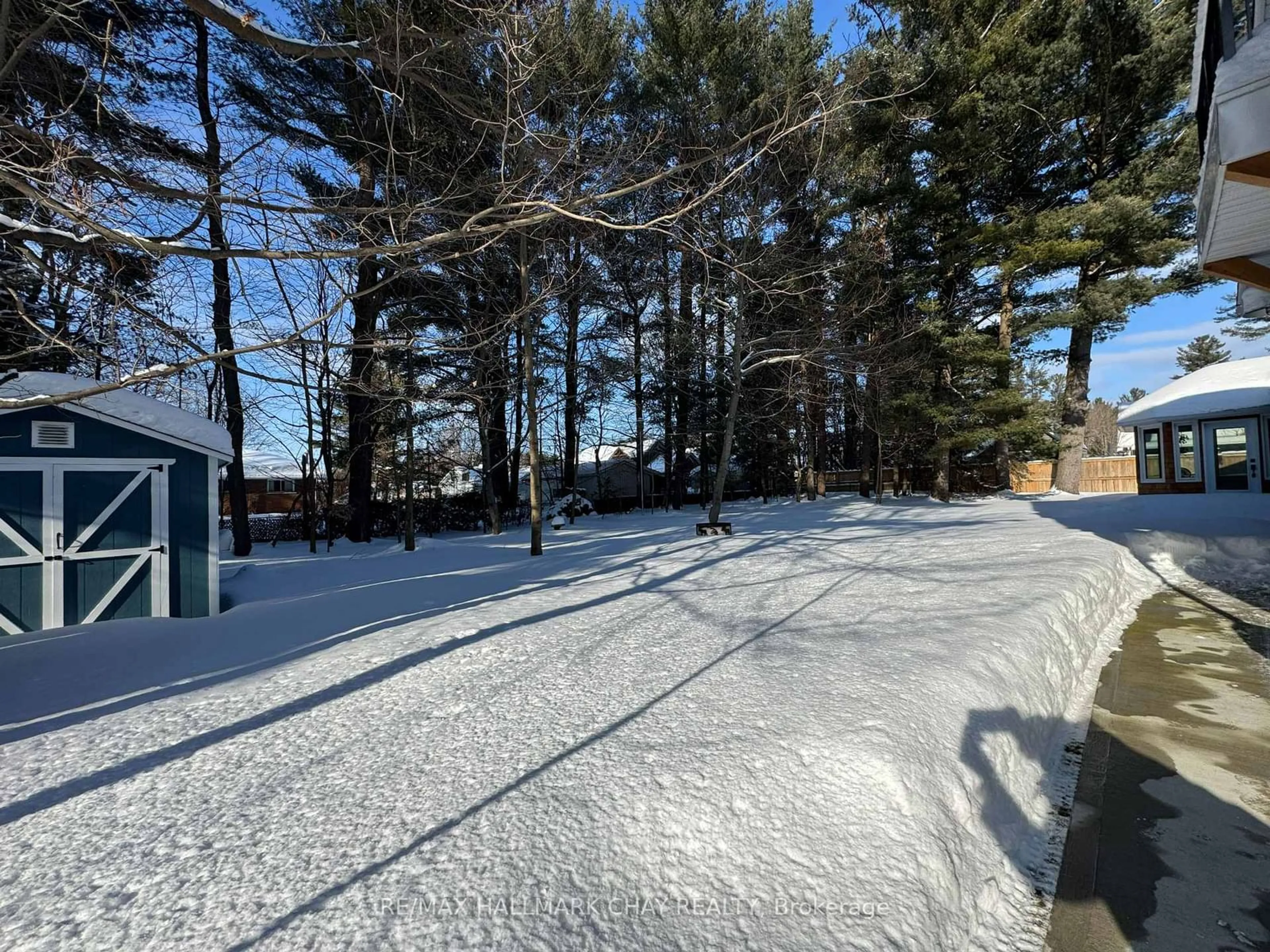 A pic from outside/outdoor area/front of a property/back of a property/a pic from drone, street for 18 Lawrence Ave, Springwater Ontario L9X 0W3