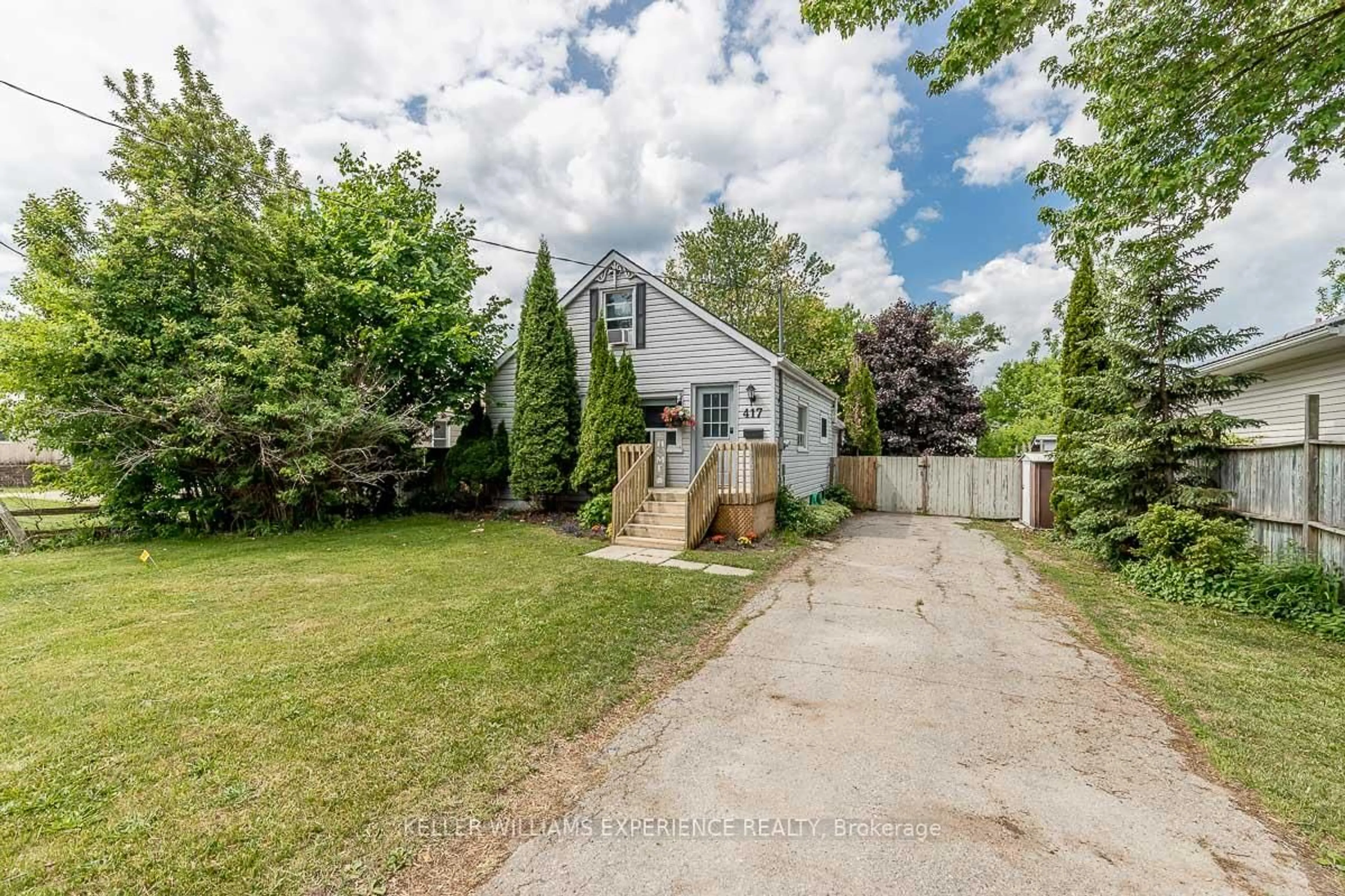 A pic from outside/outdoor area/front of a property/back of a property/a pic from drone, street for 417 High St, Orillia Ontario L3V 4X6