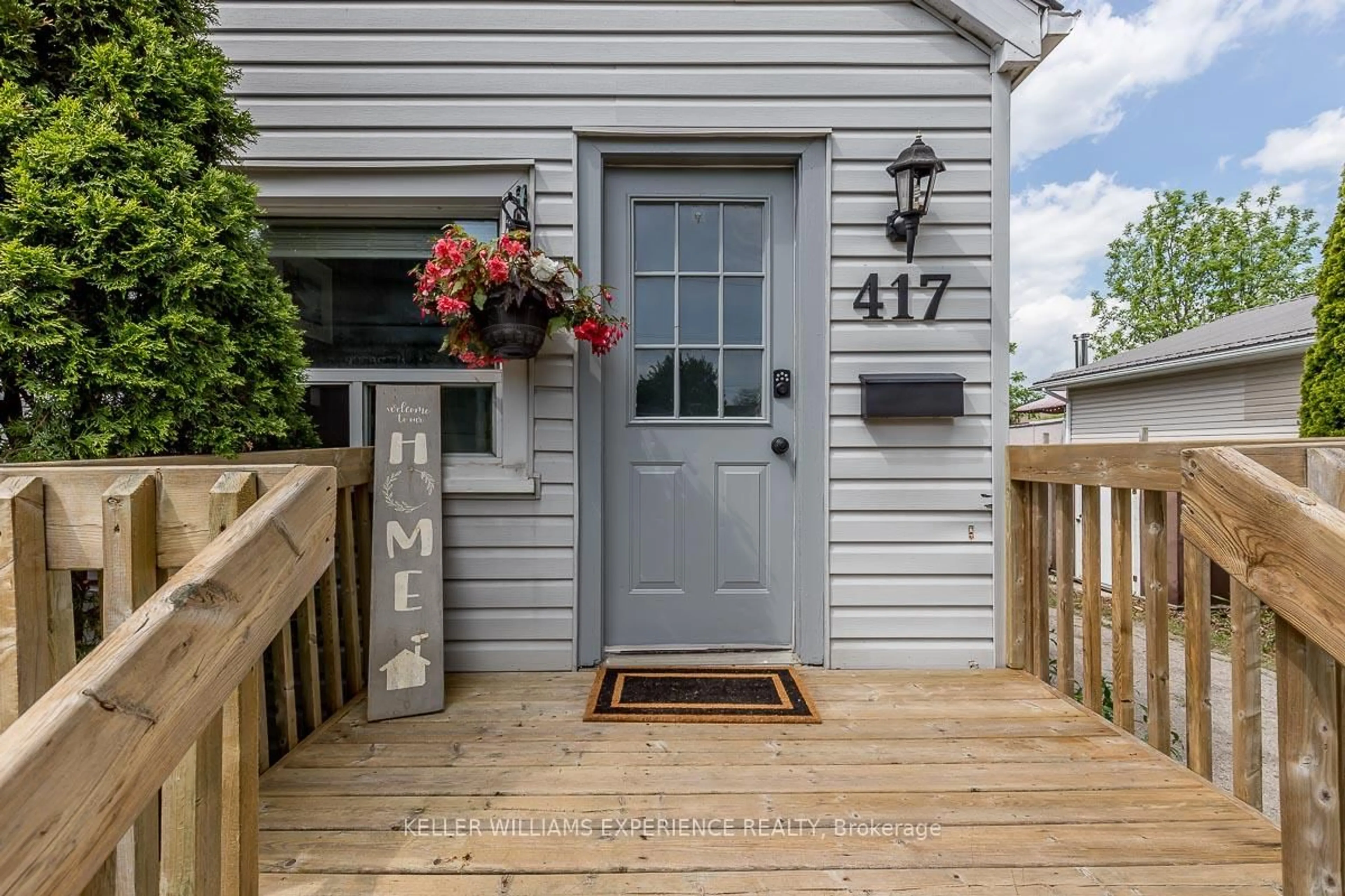 Indoor entryway for 417 High St, Orillia Ontario L3V 4X6