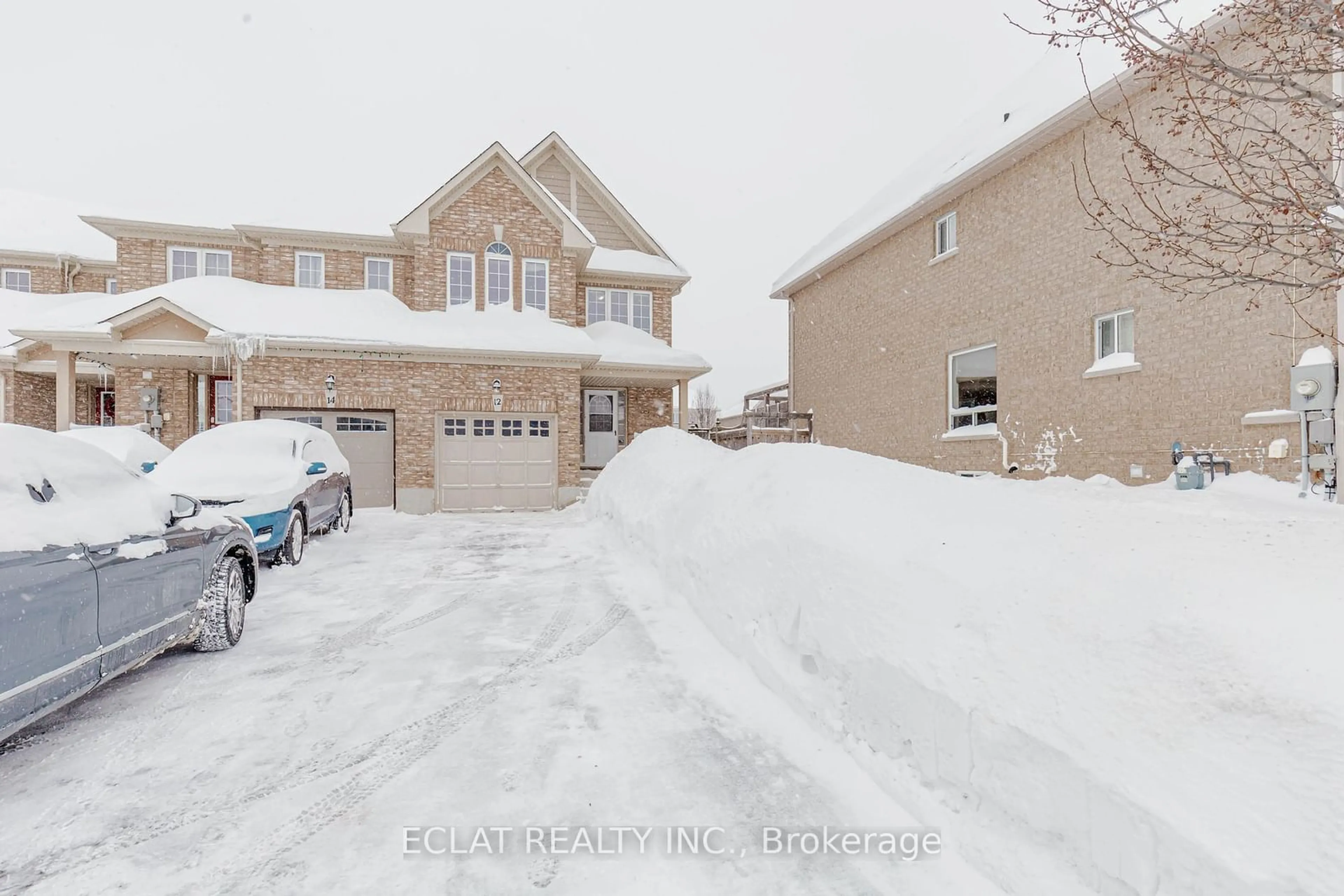 A pic from outside/outdoor area/front of a property/back of a property/a pic from drone, street for 12 Lancaster Crt, Barrie Ontario L4M 0G1