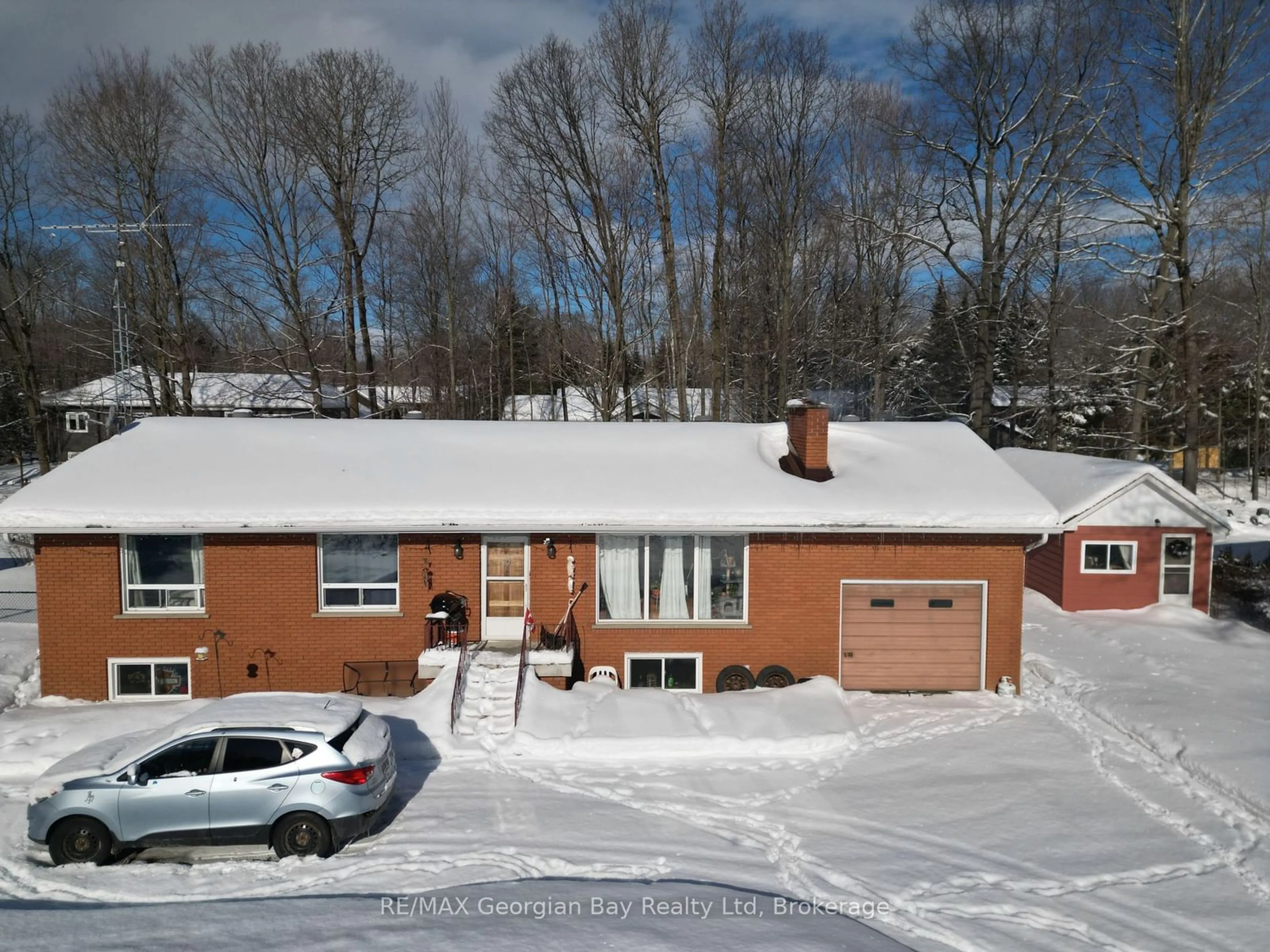 A pic from outside/outdoor area/front of a property/back of a property/a pic from drone, street for 22 Oakwood Ave, Tiny Ontario L9M 0J2