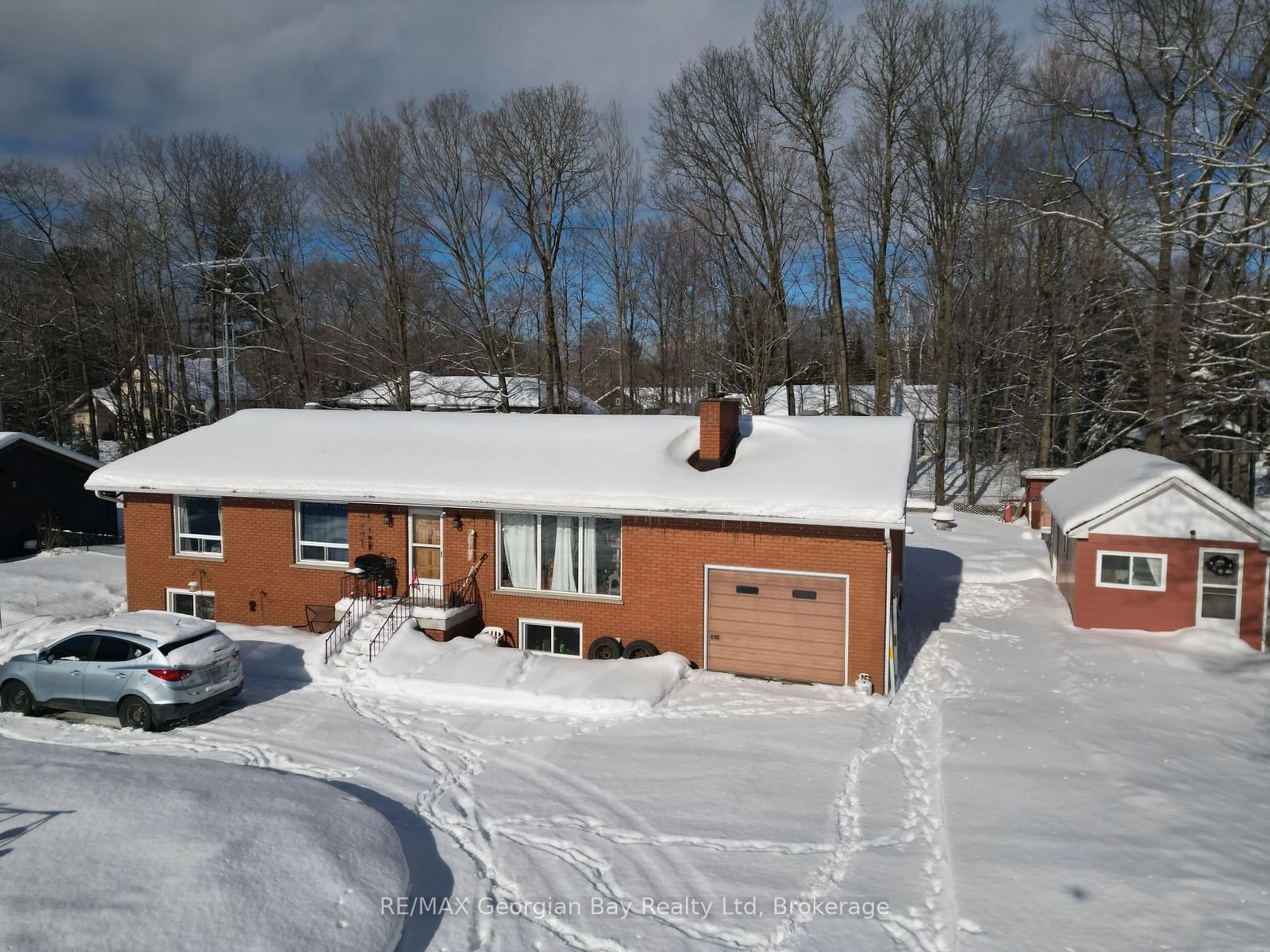 A pic from outside/outdoor area/front of a property/back of a property/a pic from drone, street for 22 Oakwood Ave, Tiny Ontario L9M 0J2