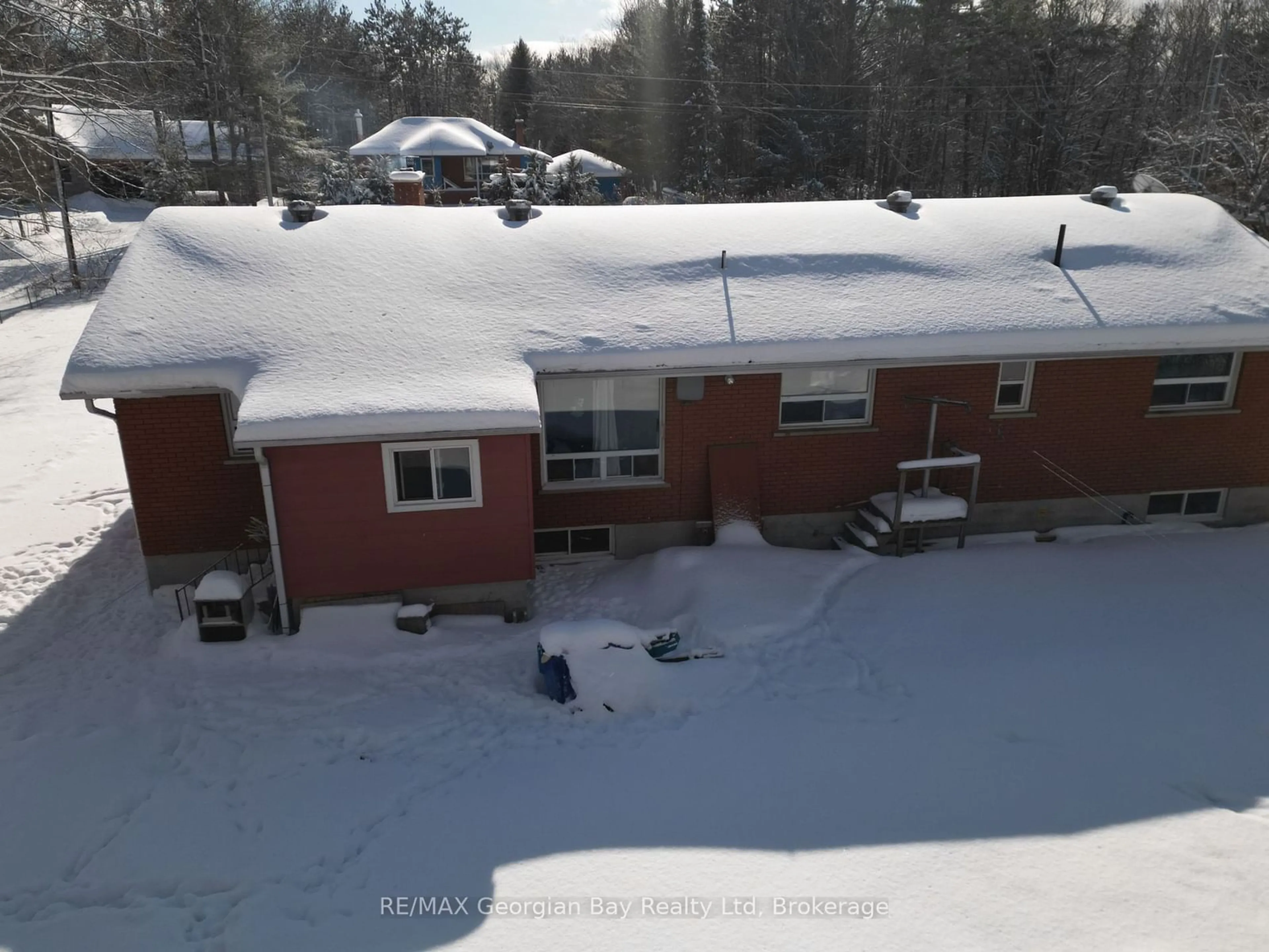 A pic from outside/outdoor area/front of a property/back of a property/a pic from drone, unknown for 22 Oakwood Ave, Tiny Ontario L9M 0J2