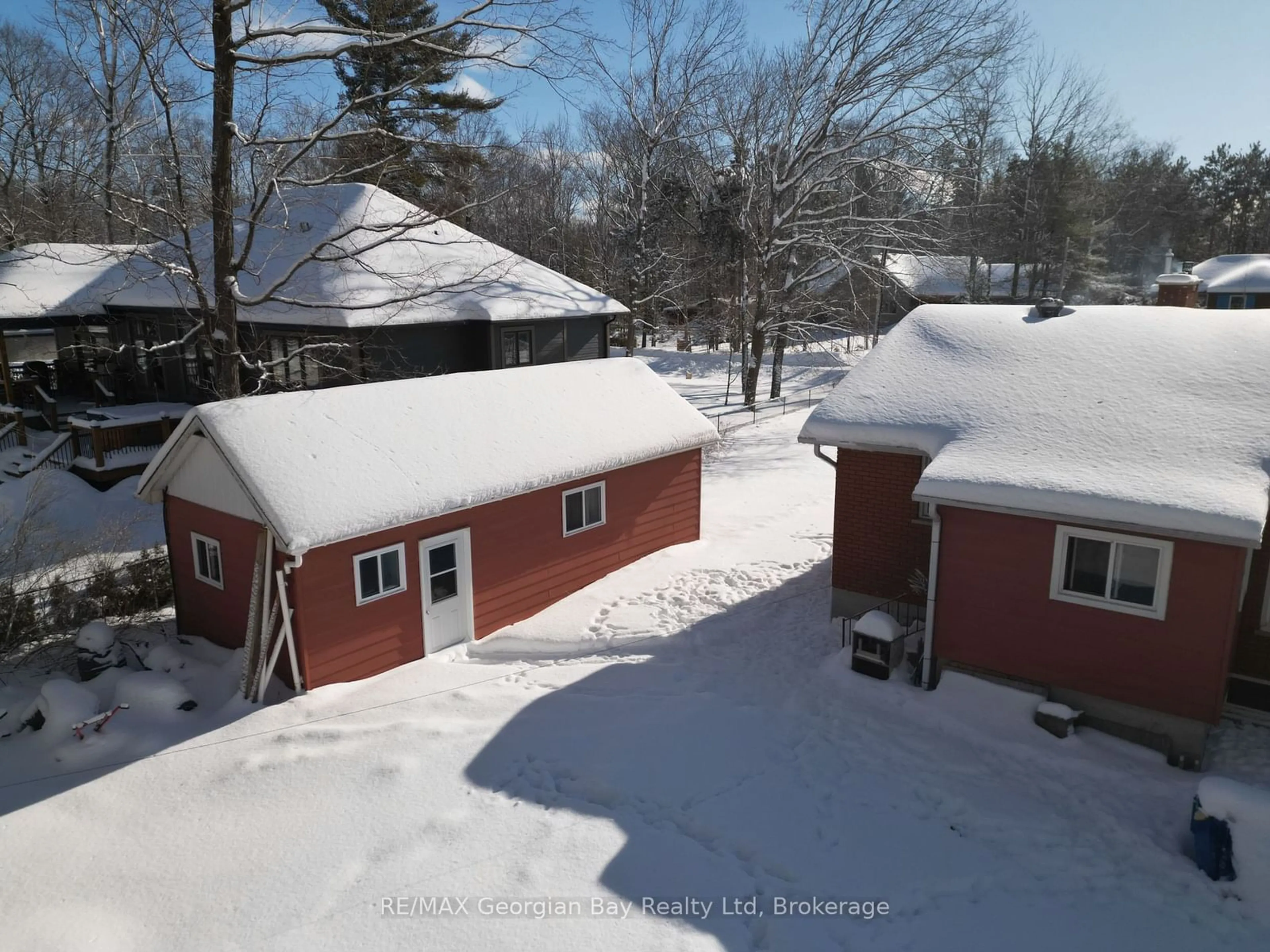 A pic from outside/outdoor area/front of a property/back of a property/a pic from drone, street for 22 Oakwood Ave, Tiny Ontario L9M 0J2