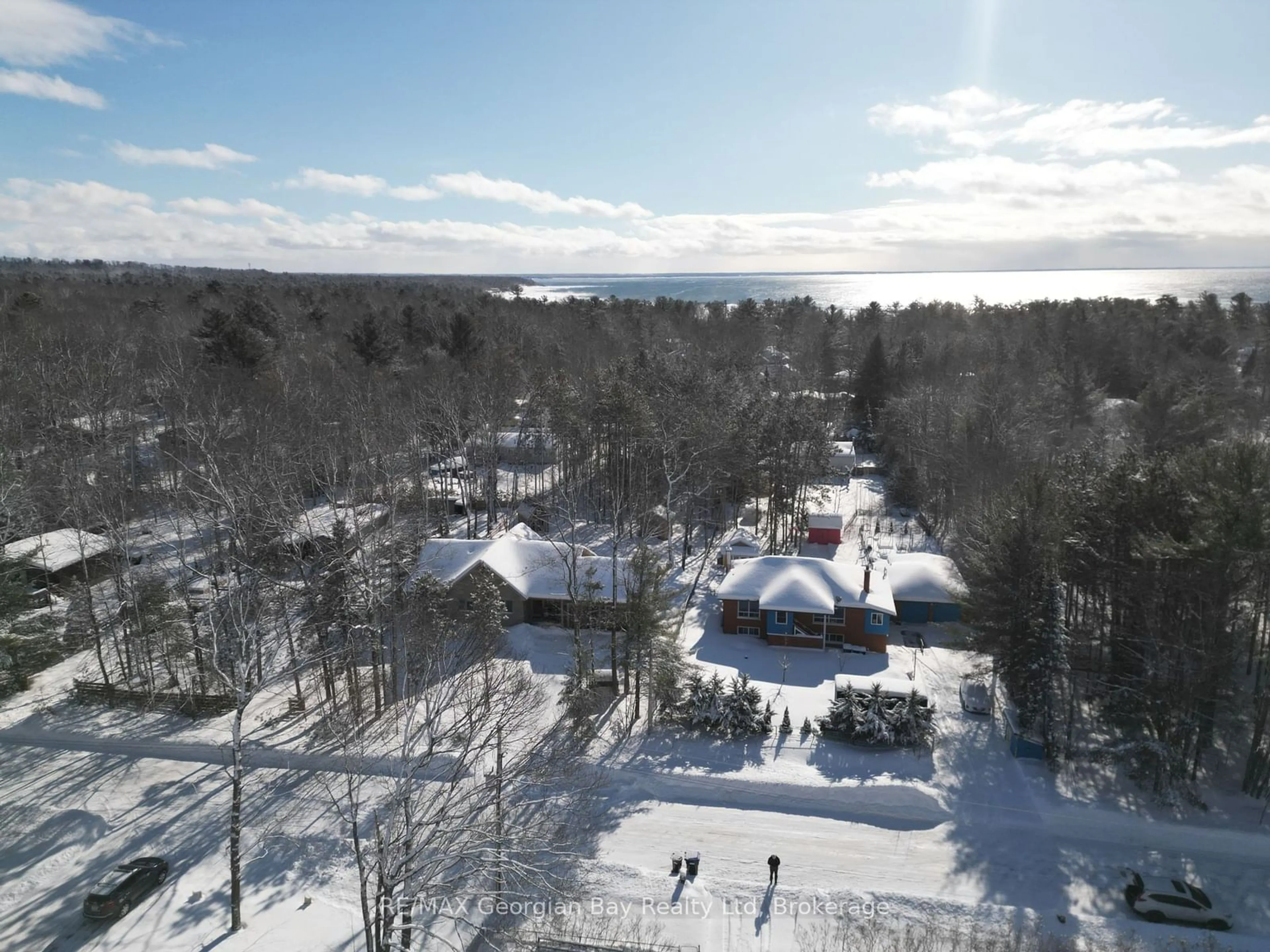 A pic from outside/outdoor area/front of a property/back of a property/a pic from drone, mountain view for 22 Oakwood Ave, Tiny Ontario L9M 0J2