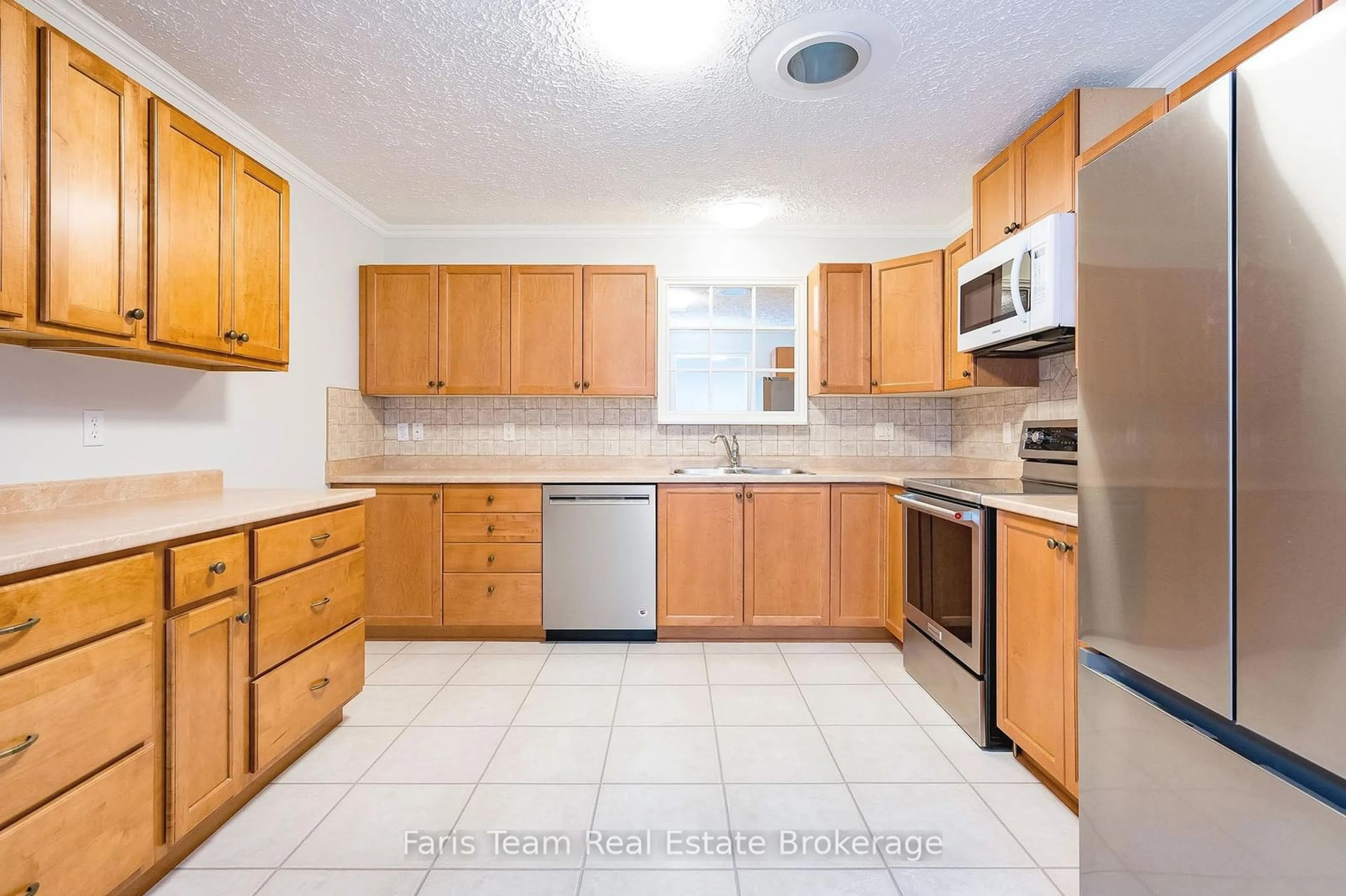 Standard kitchen, unknown for 90 Thompsons Rd #19, Penetanguishene Ontario L9M 2H1