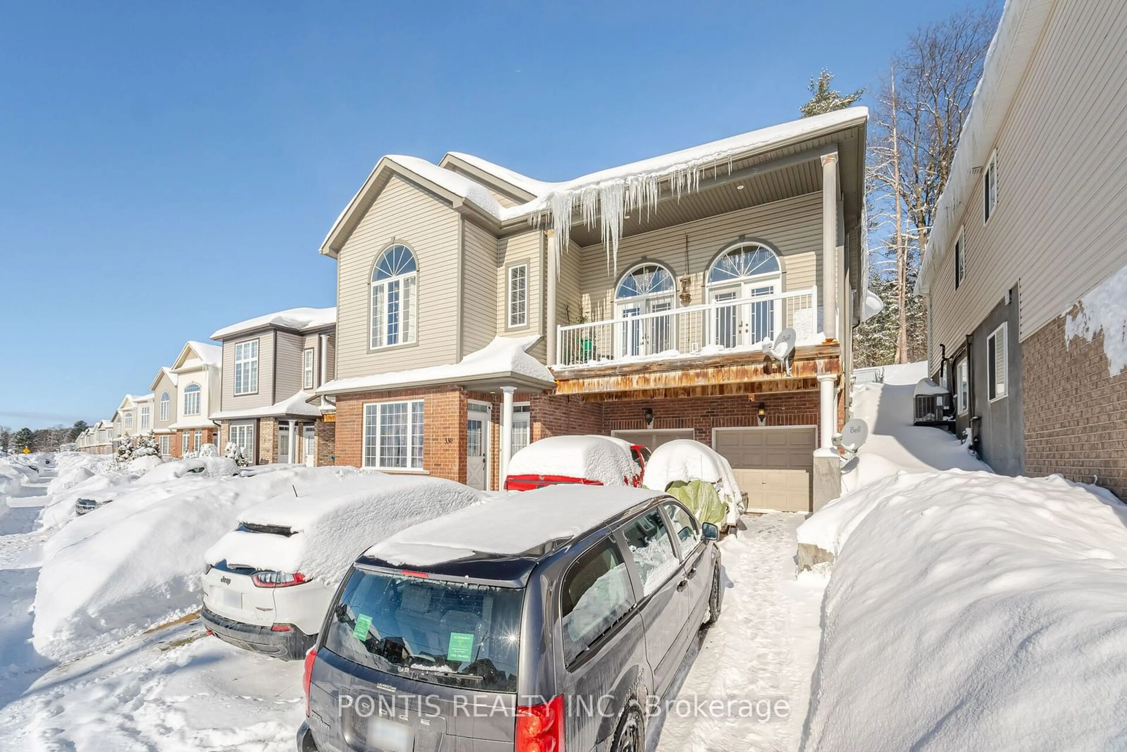 A pic from outside/outdoor area/front of a property/back of a property/a pic from drone, street for 330 Edgehill Dr, Barrie Ontario L4N 9X4