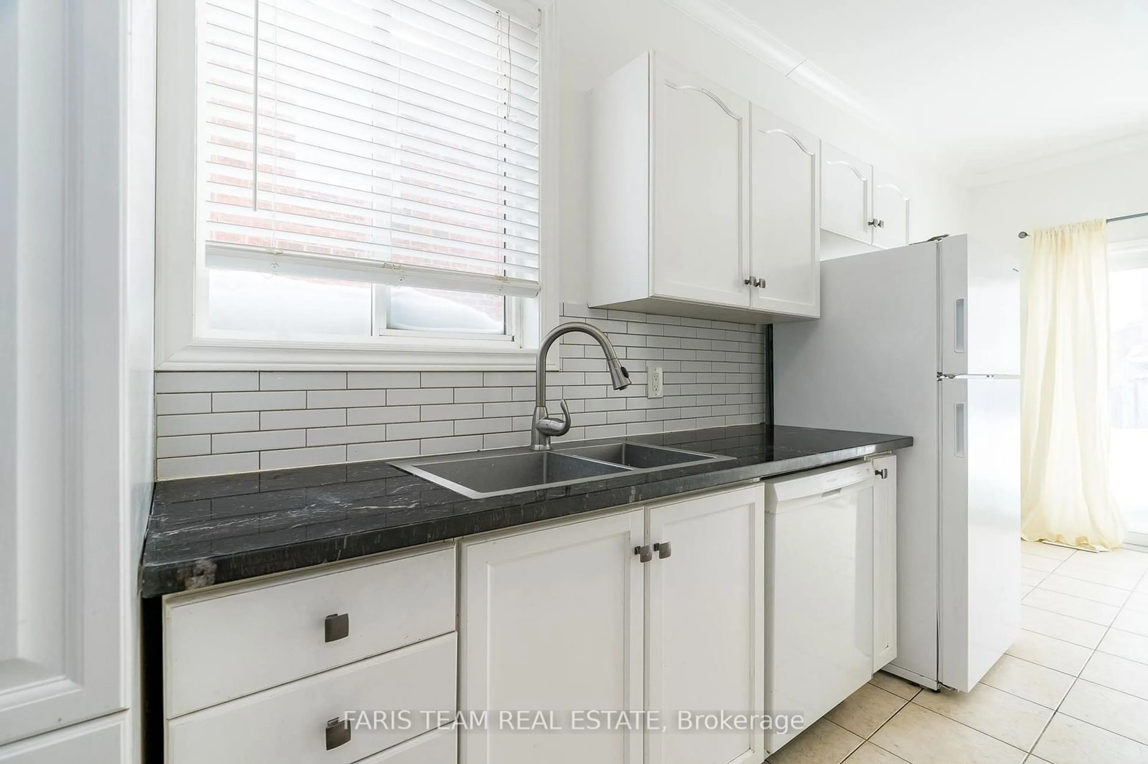 Standard kitchen, ceramic/tile floor for 87 Tunbridge Rd, Barrie Ontario L4M 6S9