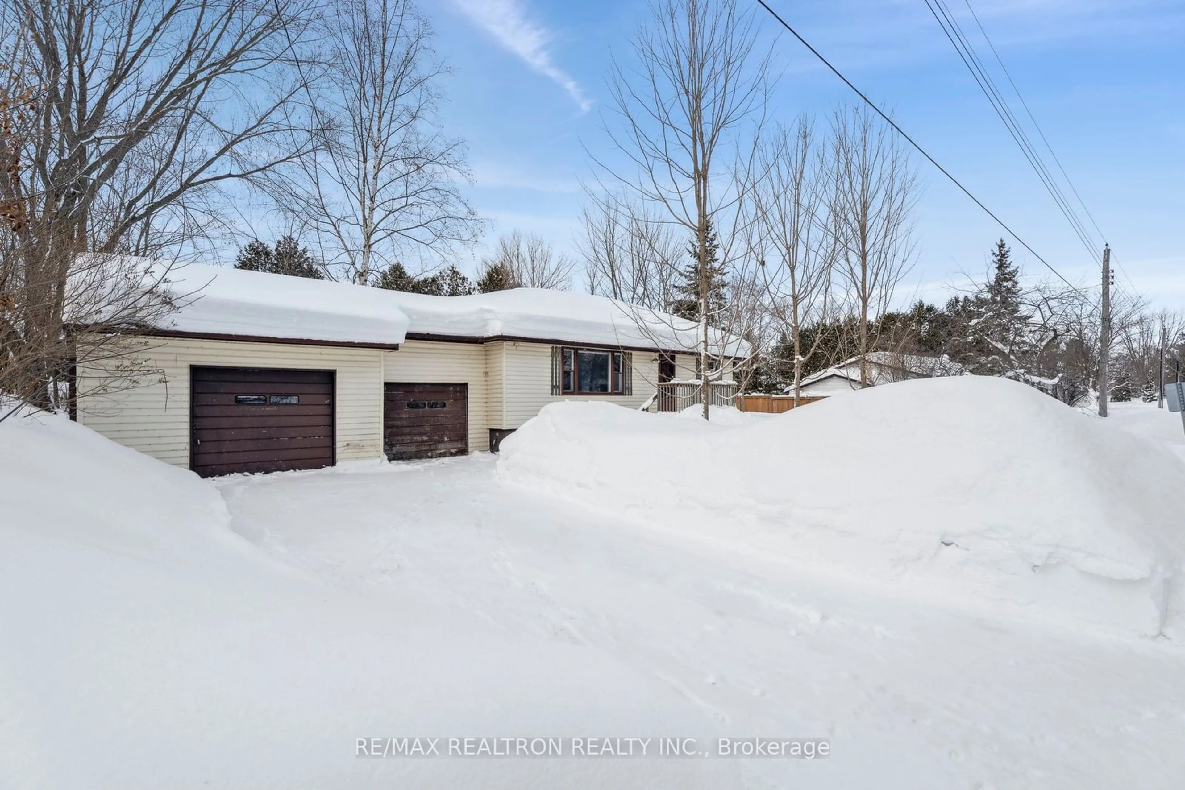 A pic from outside/outdoor area/front of a property/back of a property/a pic from drone, unknown for 18 Grandview Cres, Oro-Medonte Ontario L0L 2E0