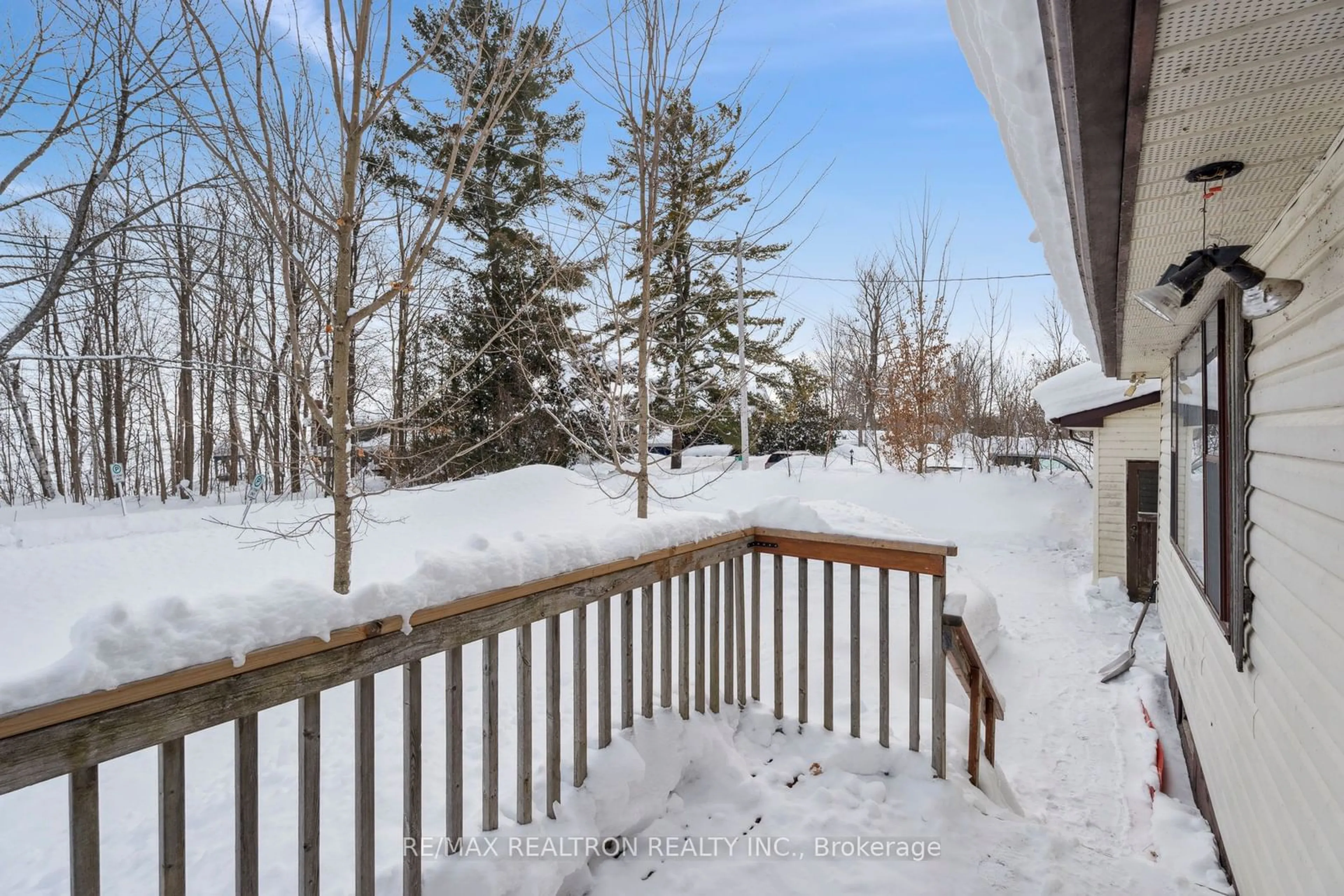 Patio, unknown for 18 Grandview Cres, Oro-Medonte Ontario L0L 2E0