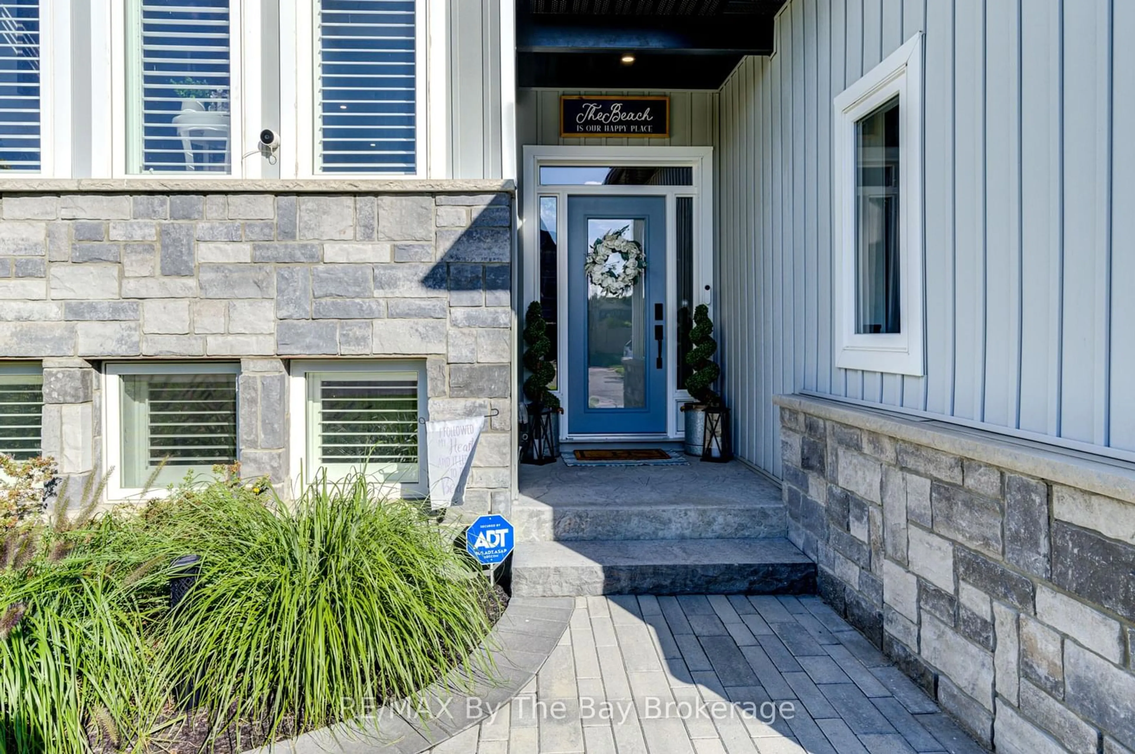 Indoor entryway for 280 Robinson Rd, Wasaga Beach Ontario L9Z 3A4