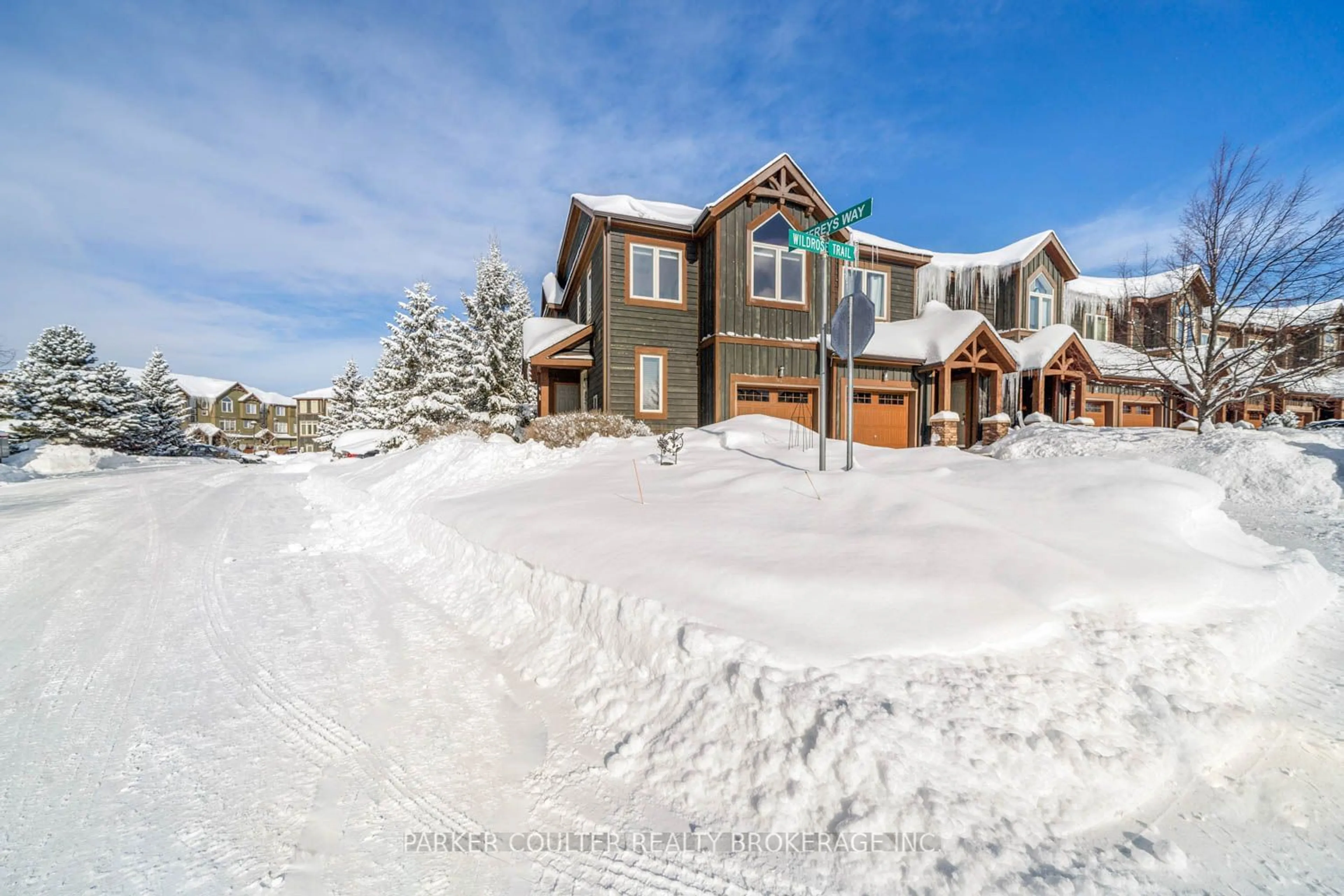 A pic from outside/outdoor area/front of a property/back of a property/a pic from drone, mountain view for 20 Wildrose Tr #42, Collingwood Ontario L9Y 0J4