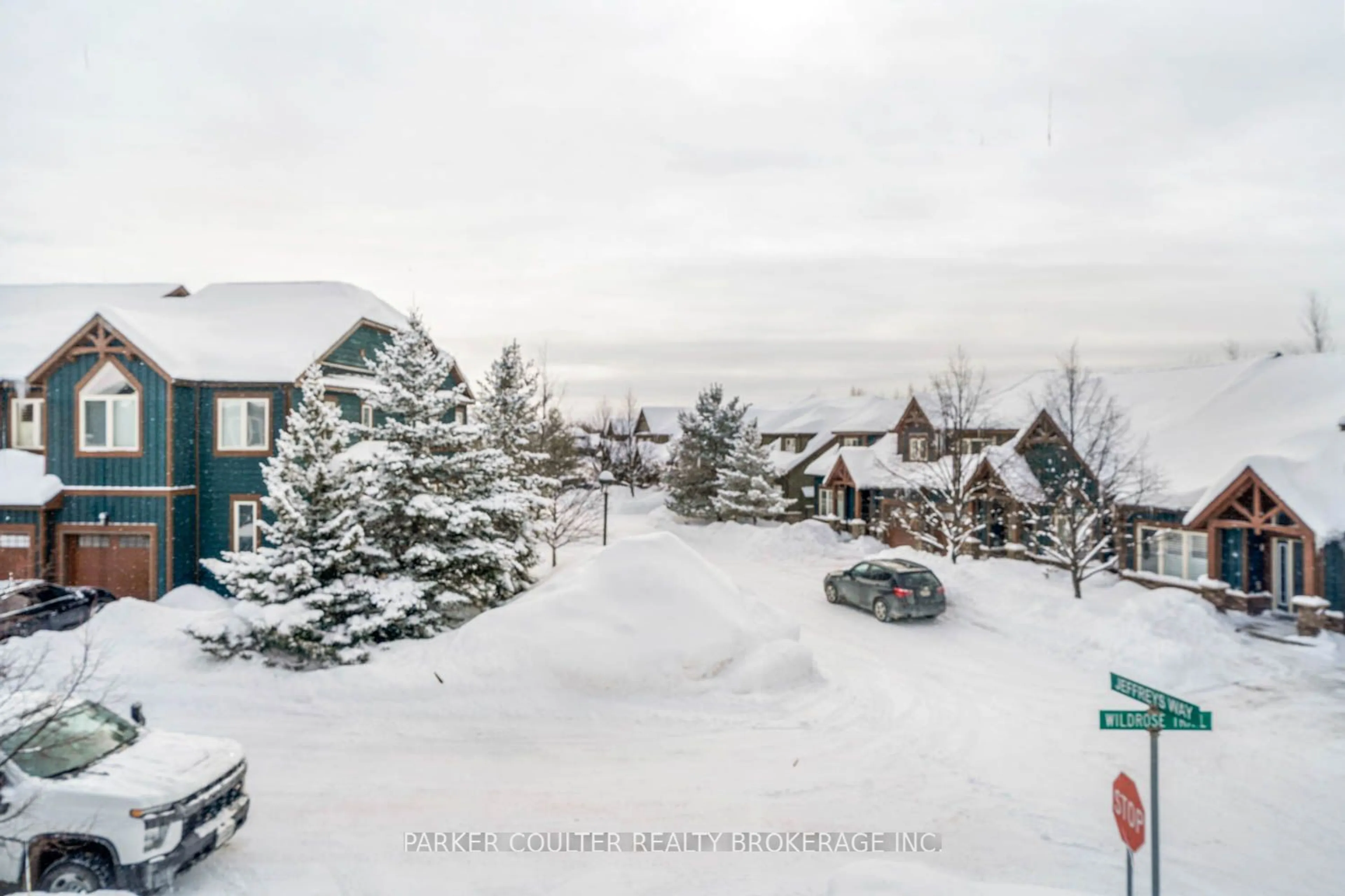 A pic from outside/outdoor area/front of a property/back of a property/a pic from drone, mountain view for 20 Wildrose Tr #42, Collingwood Ontario L9Y 0J4