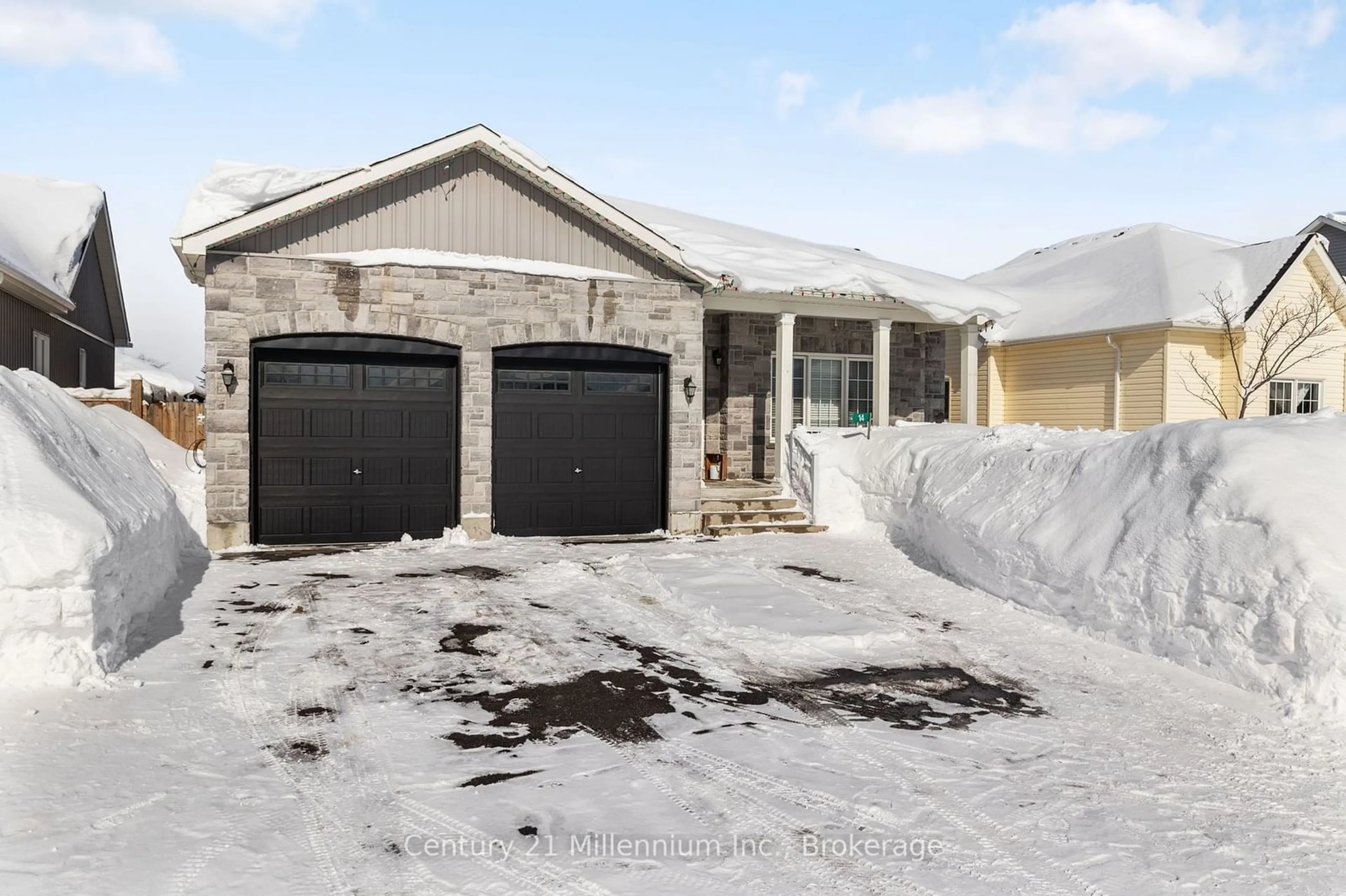 Indoor garage for 14 Drysdale Dr, Springwater Ontario L0L 1P0