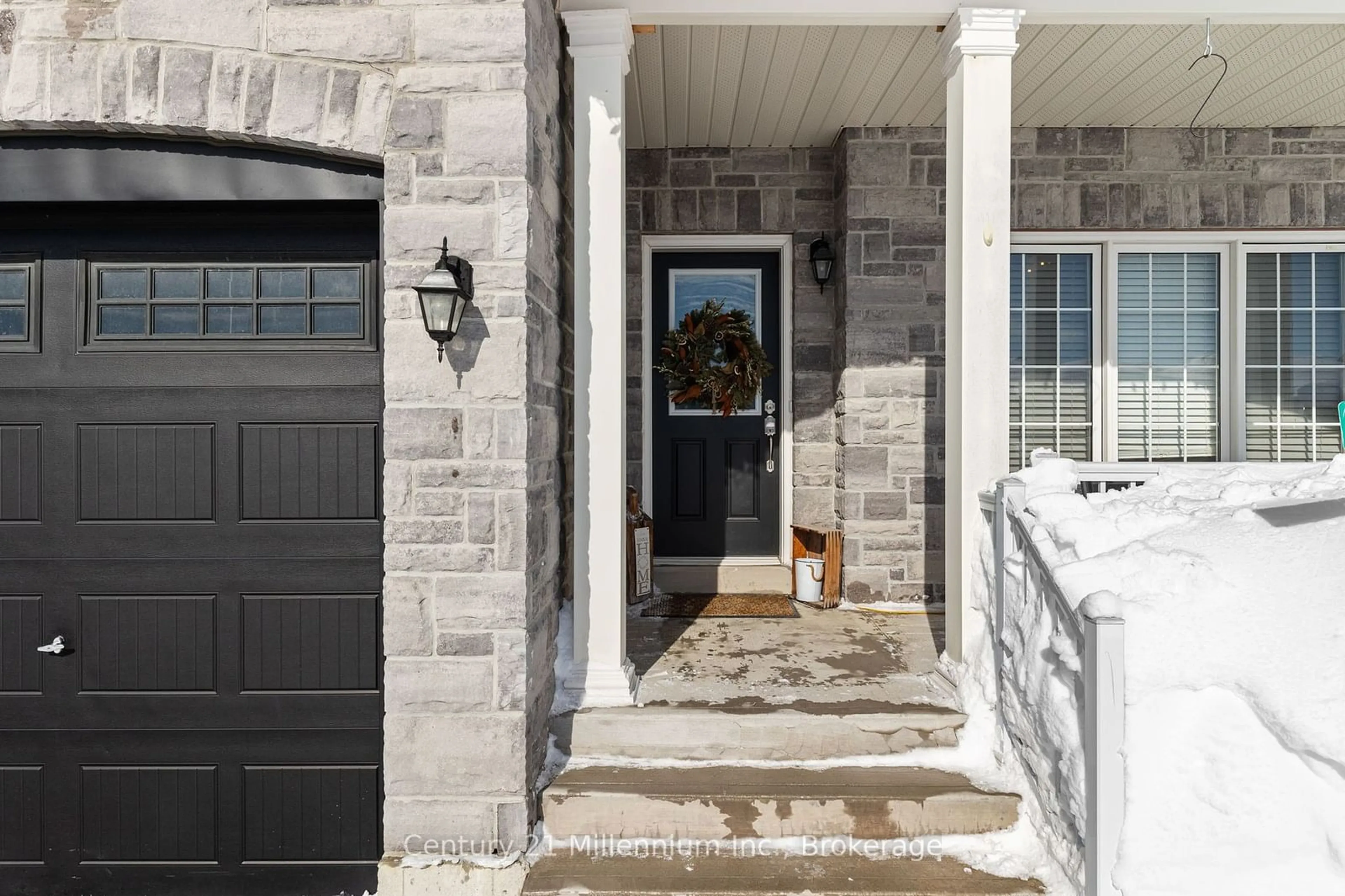 Indoor entryway for 14 Drysdale Dr, Springwater Ontario L0L 1P0